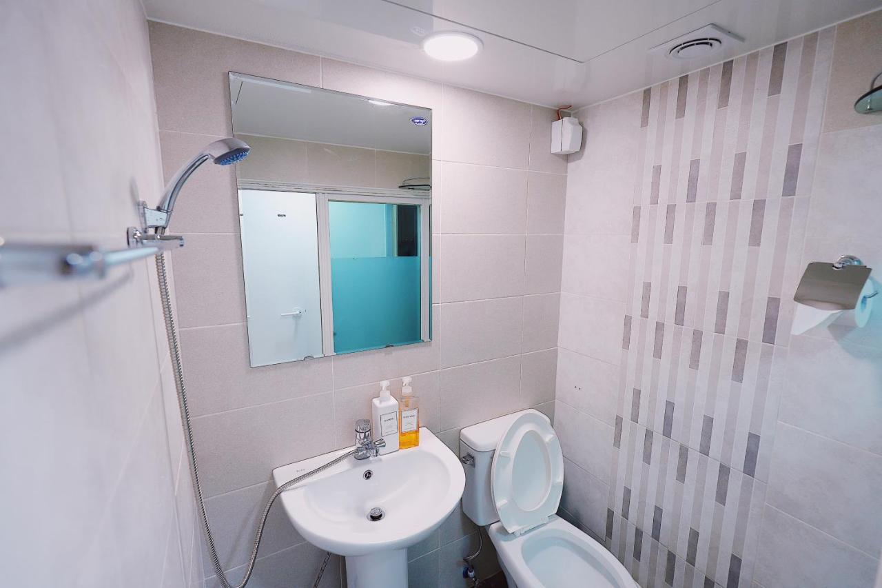 Standard Single Room Shower