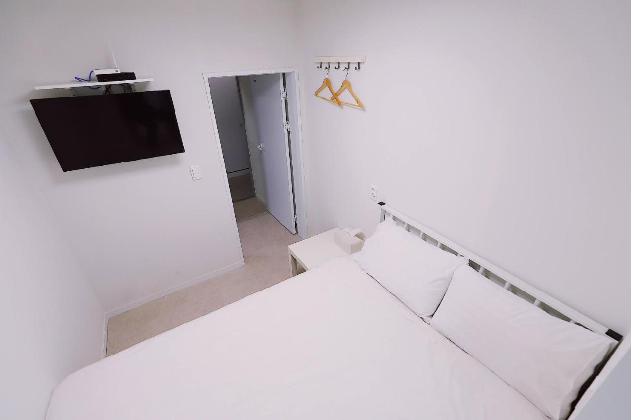 Standard Single Room Shower