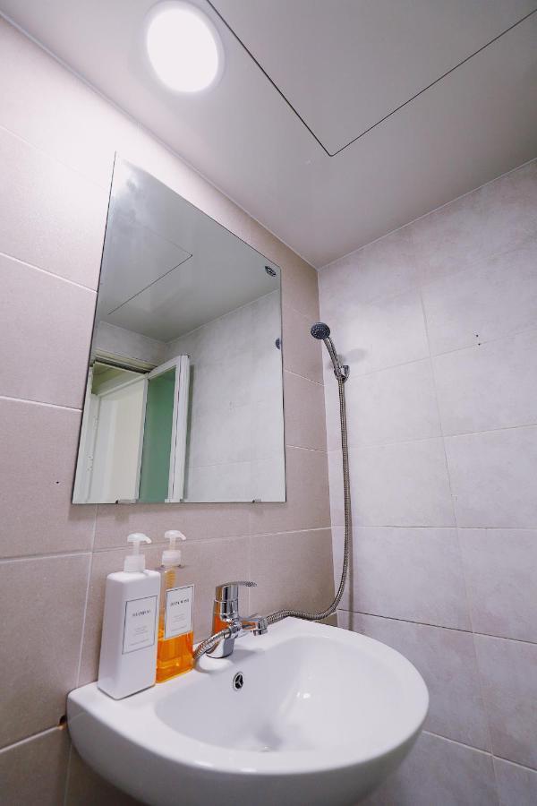 Standard Single Room Shower