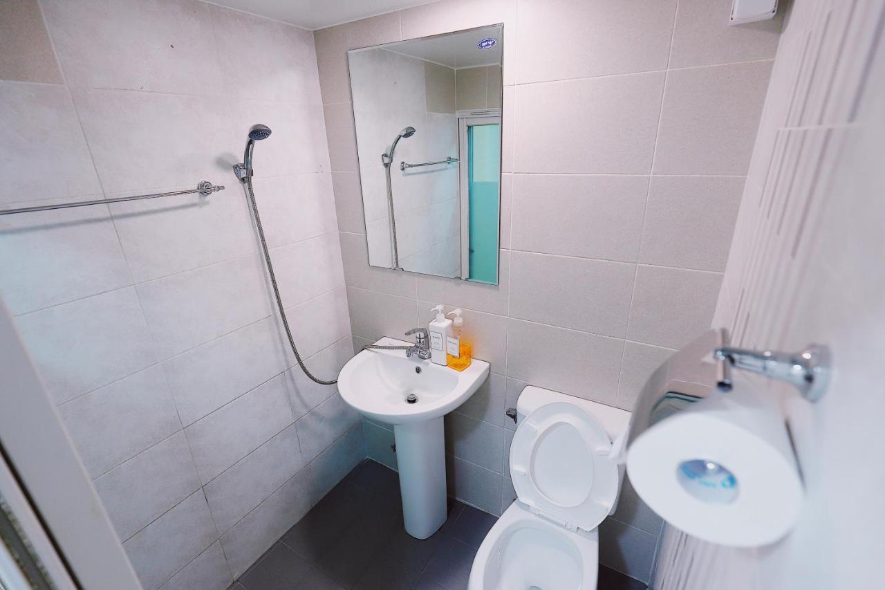 Standard Single Room Shower