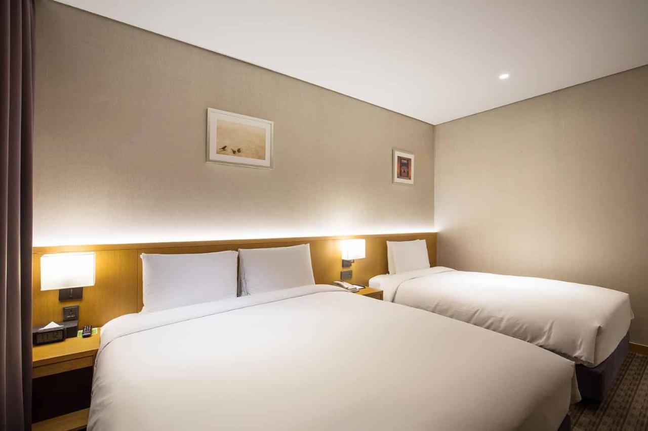Deluxe Family Twin Room is not available