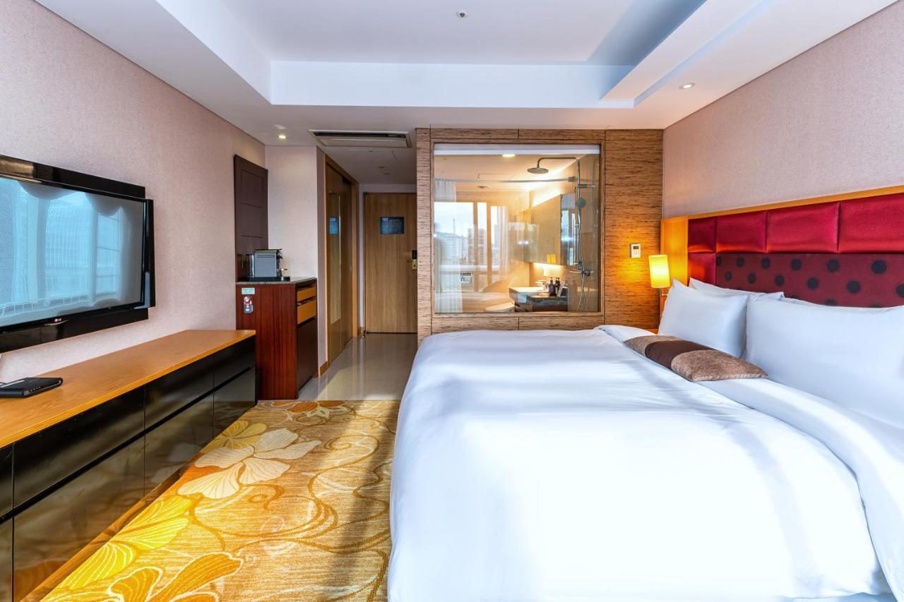 Premier Queen Room