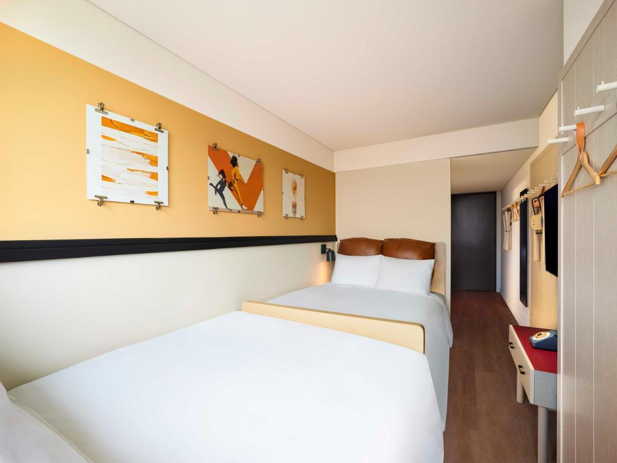 Queen Room Two Queen Beds City View