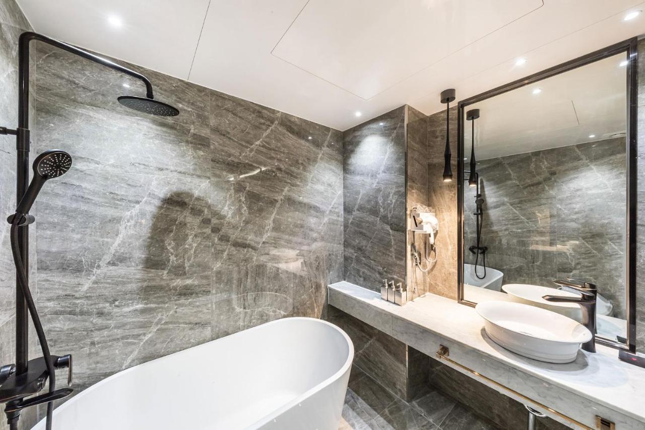 Twin Room Bathroom,1425632712:JPEG