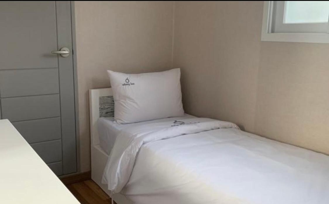 Single Room with Private Bathroom,1465134856:JPEG