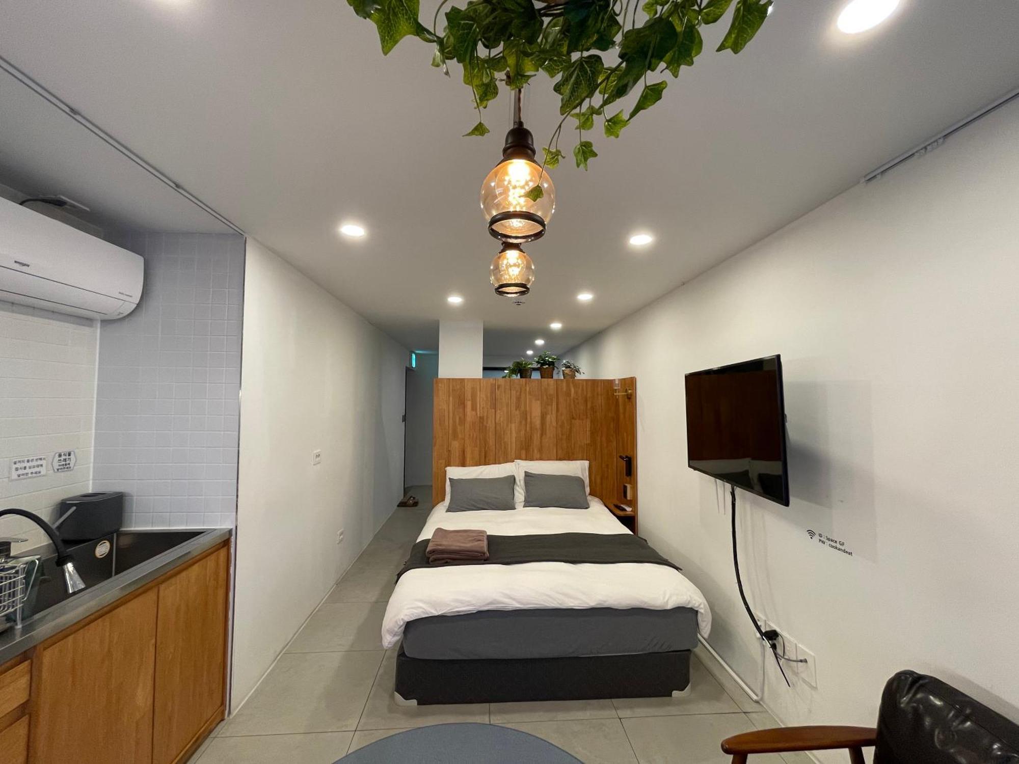 Queen Room Garden View