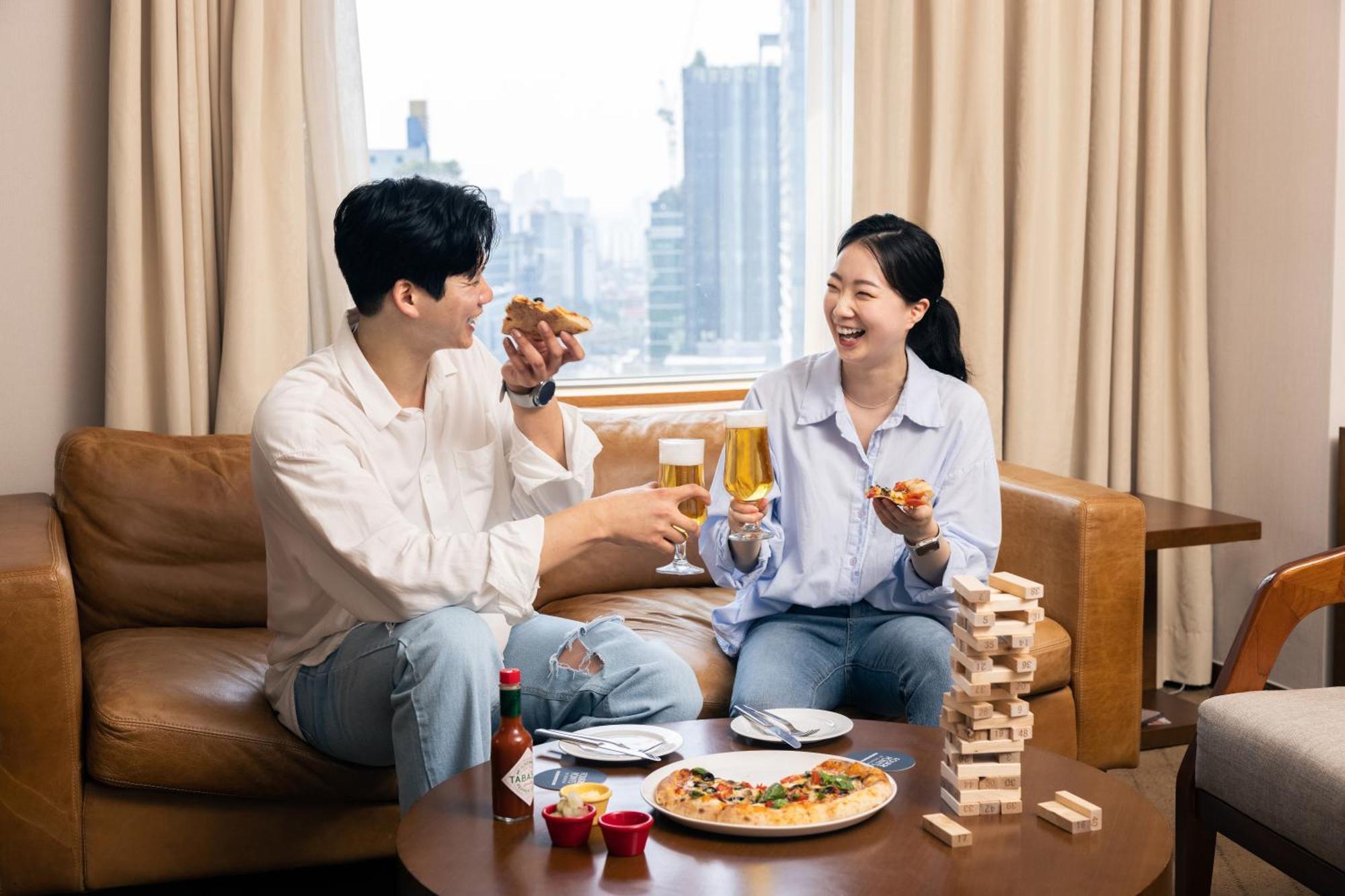 Corner Suite, Suite, 1 King, City view,1538852395:JPEG