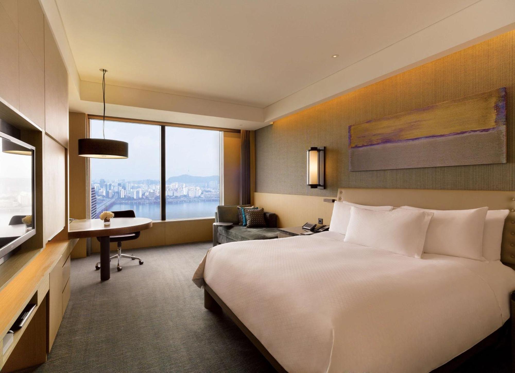 Deluxe King Room City River View
