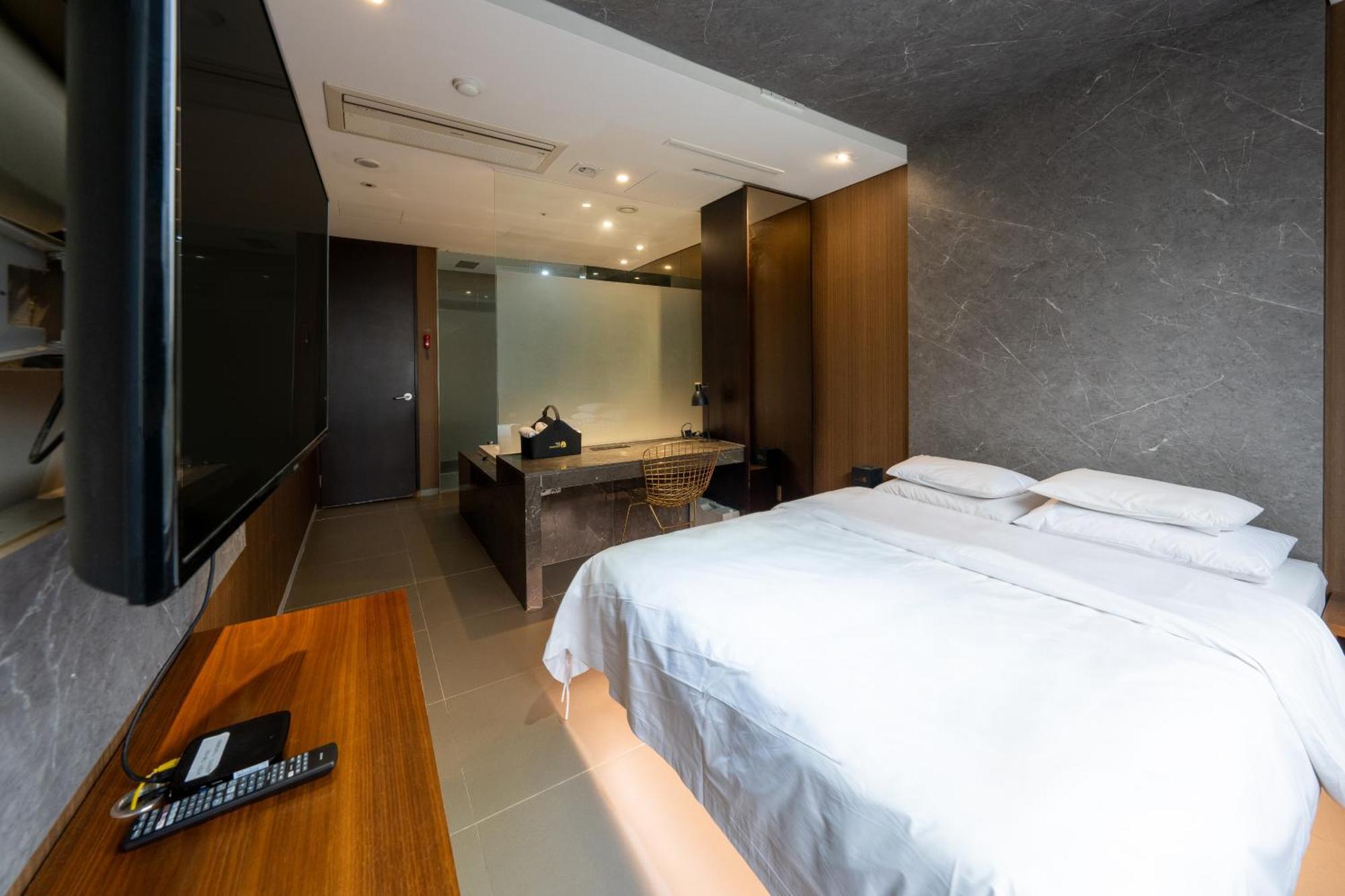 Semi-Suite Bed Type selected at check-Double or Twin,1553812903:JPEG