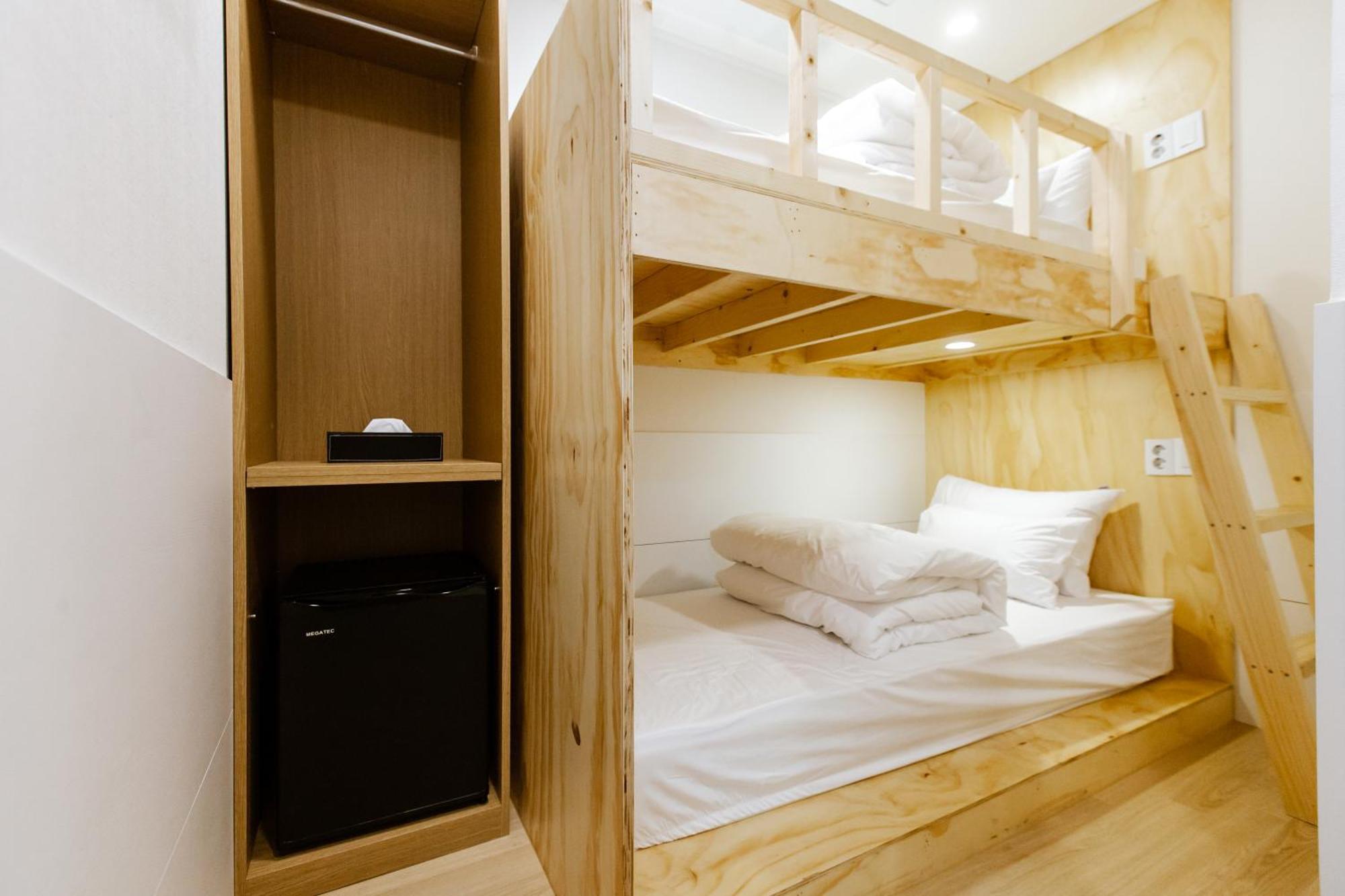 Twin Room Bunk Bed No window