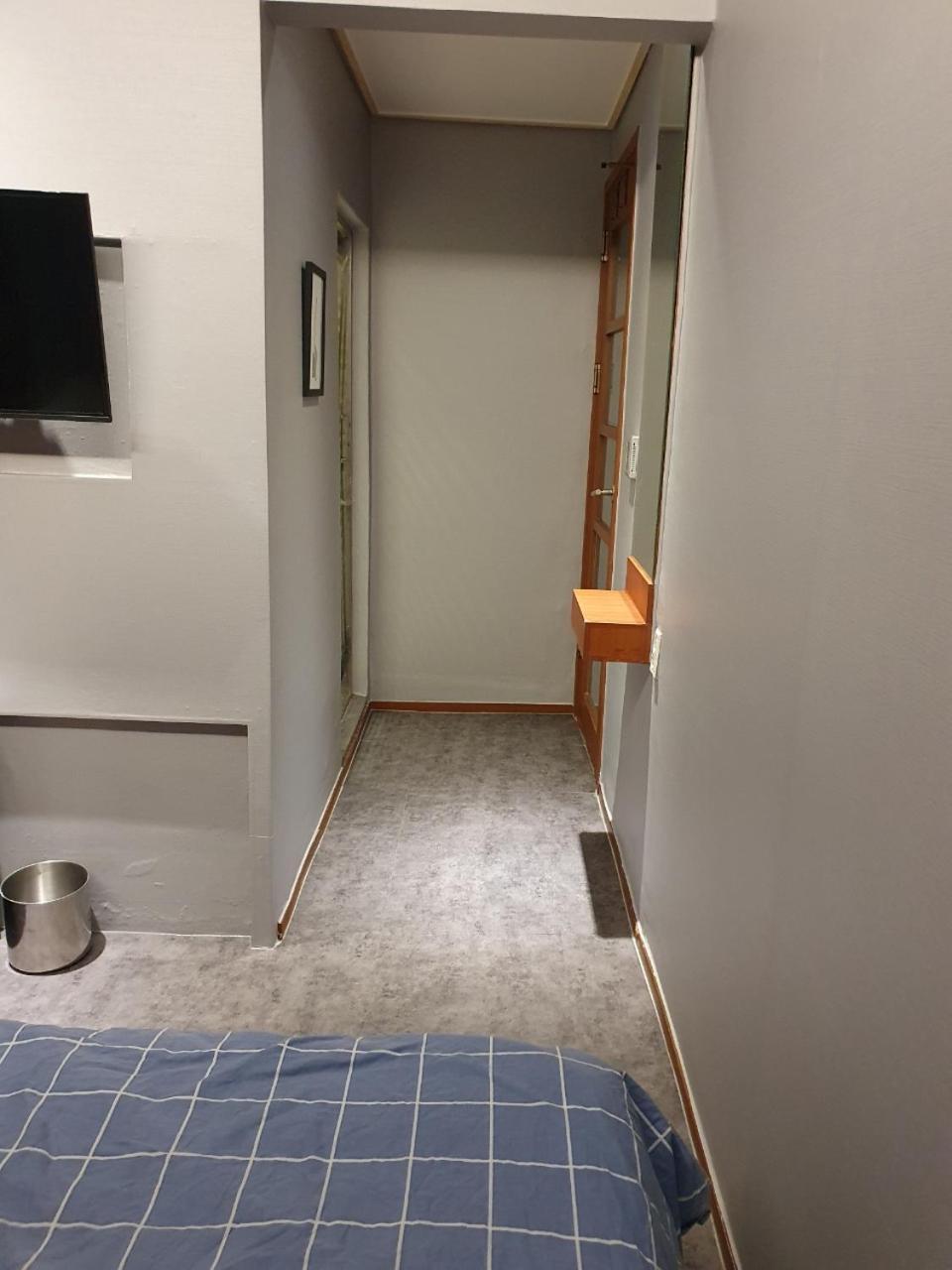 Single Room Bathroom