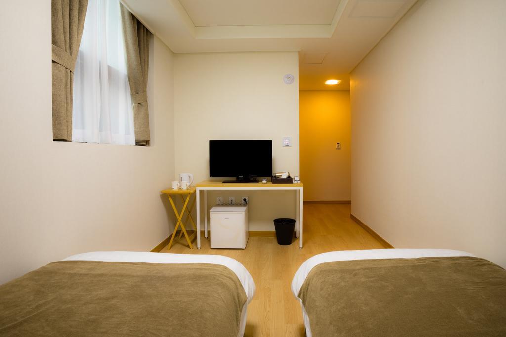 Twin Room Private Bathroom
