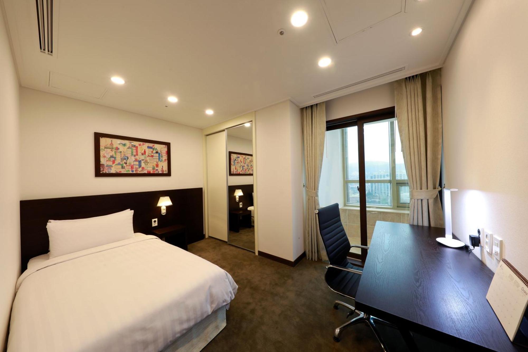 Two-Bedroom Premier Apartment 15~21floor 2 bathrooms
