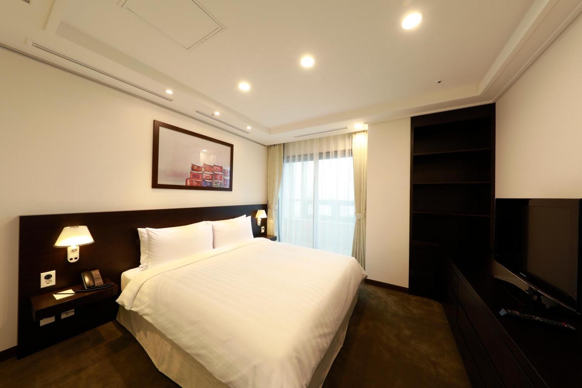 Two-Bedroom Premier Apartment 15~21floor 2 bathrooms