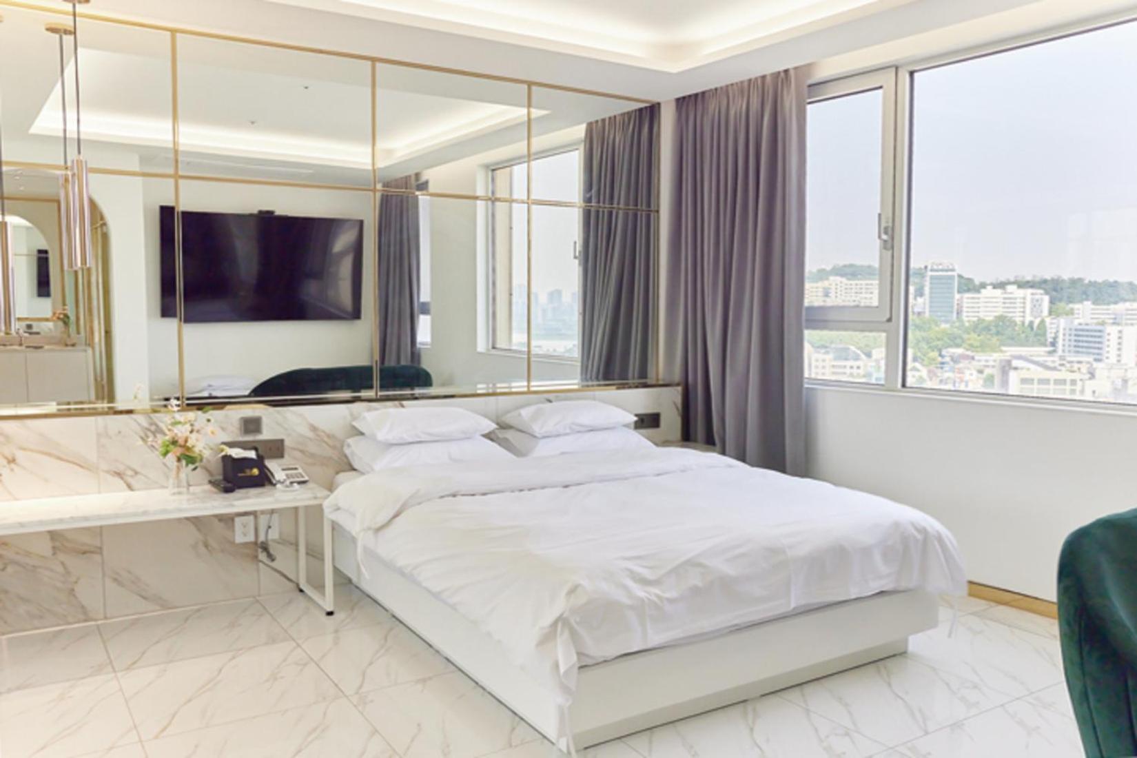 Royal Suite Bed Type selected at check-Double or Twin
