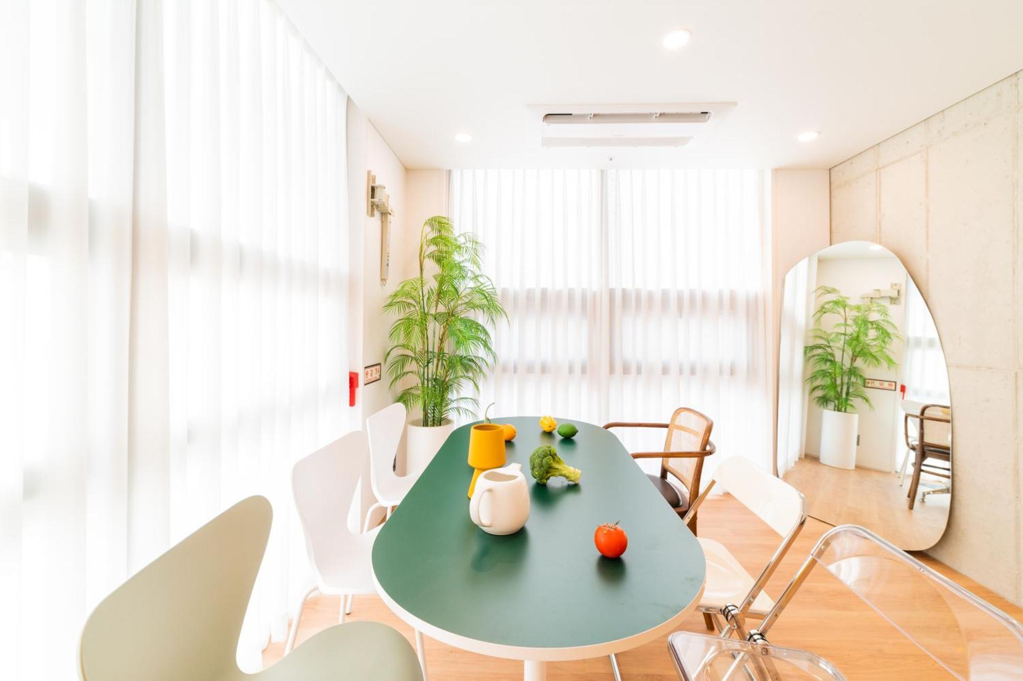 Three-Bedroom Apartment Suite,1621042176:JPEG
