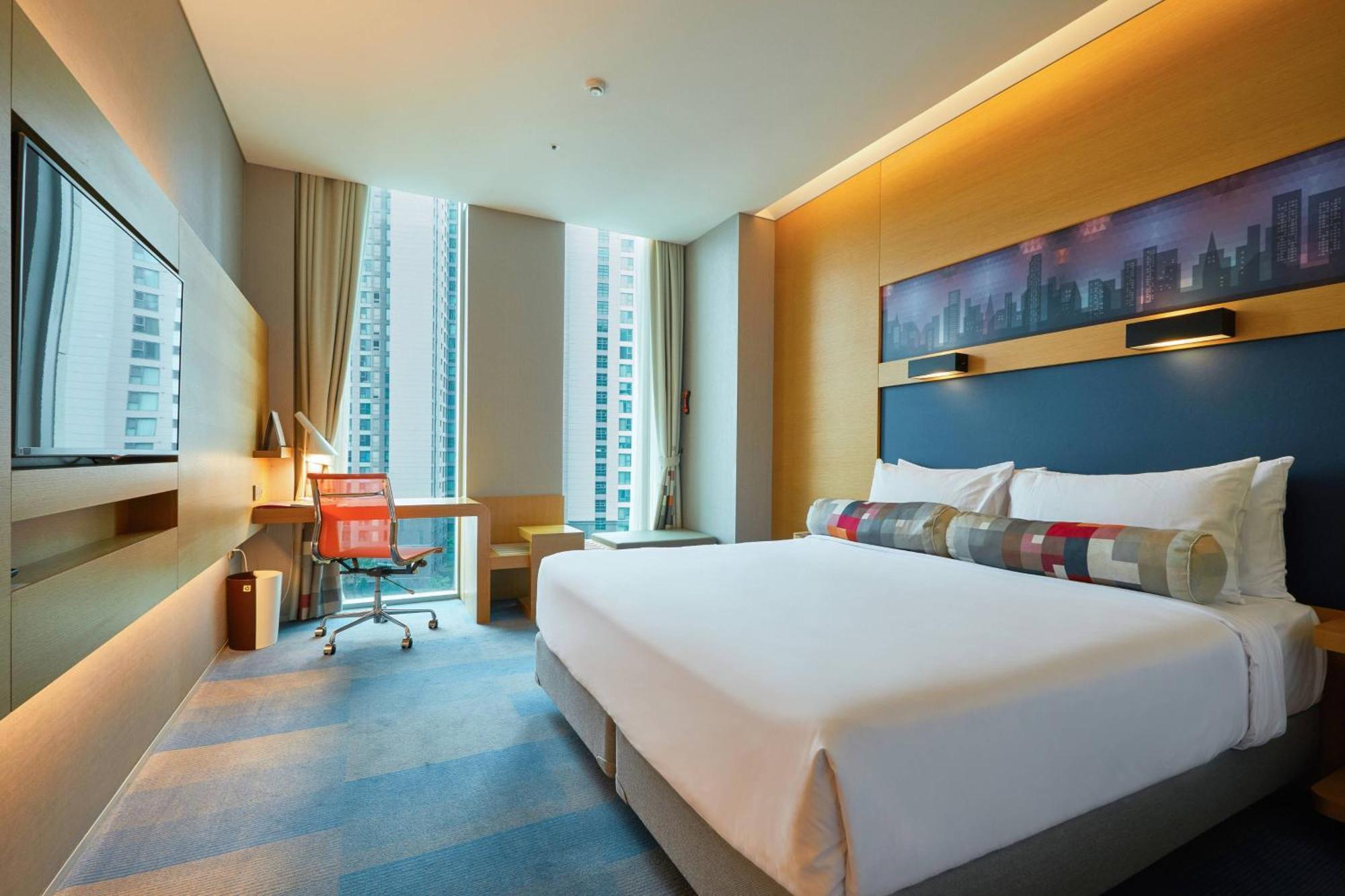 Aloft Urban Hollywood Guest room 1 King City view