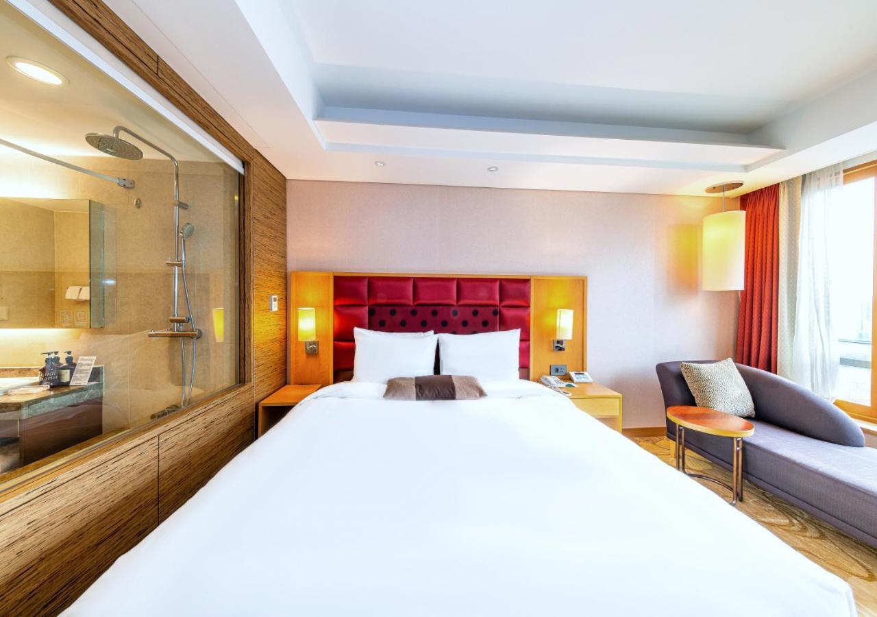Premier Queen Room