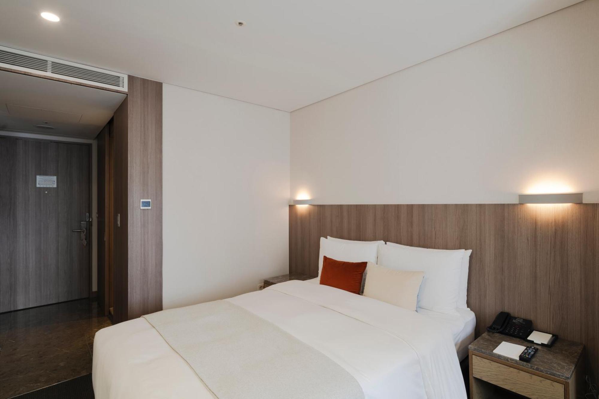 Standard Double Room 11,1662989323:JPEG