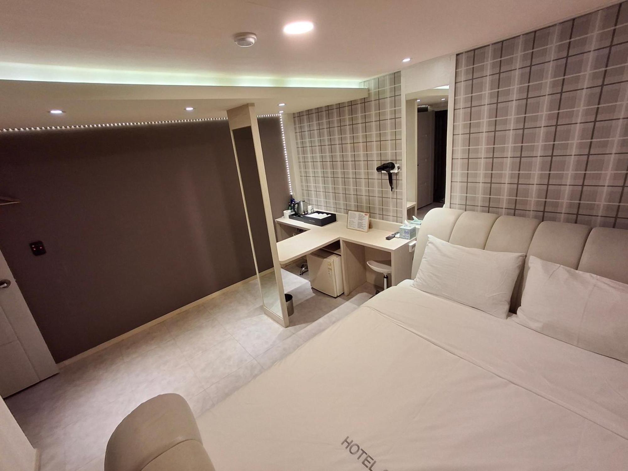 Deluxe Double Room,1696415932:JPEG