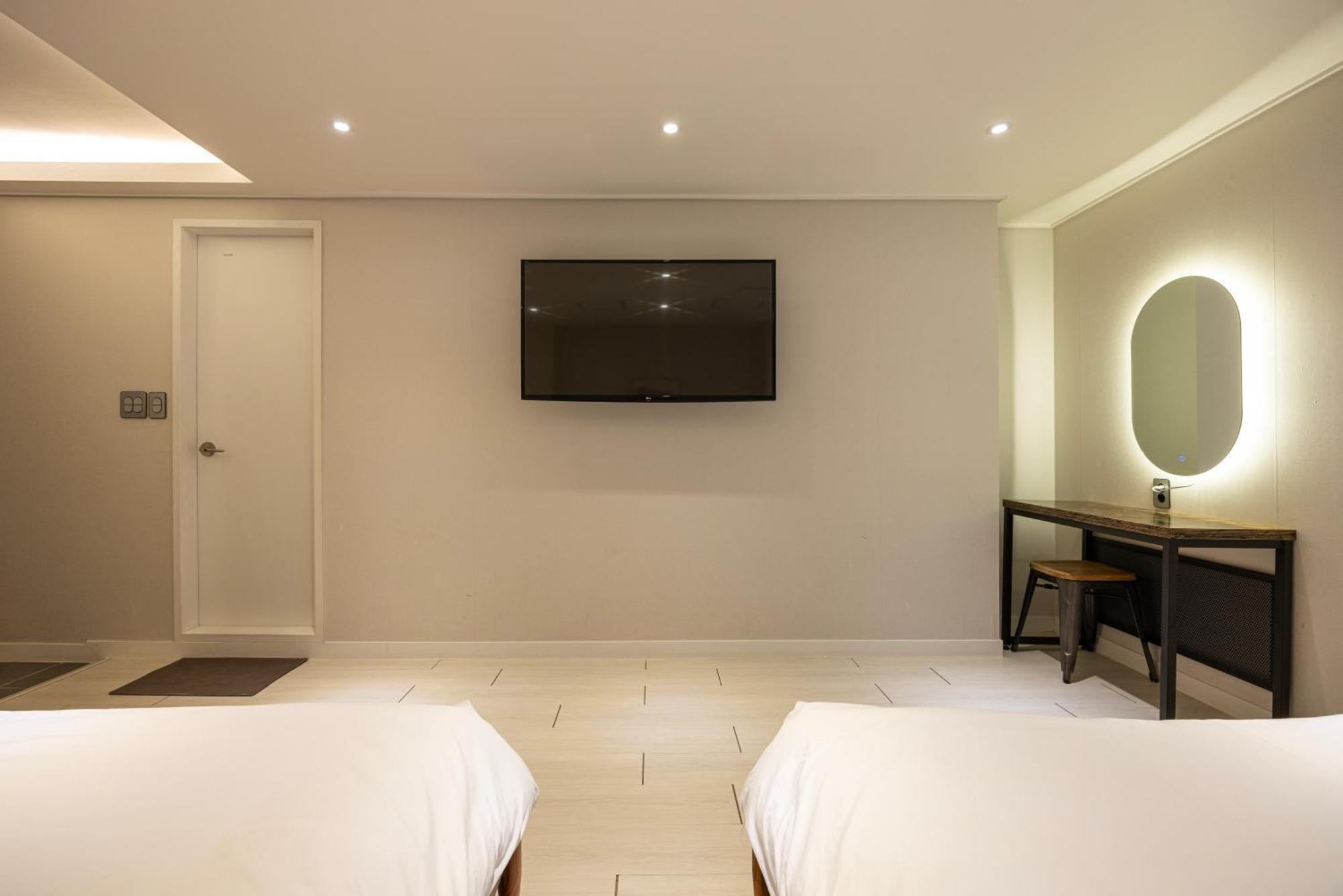 Family Room,1699517321:JPEG