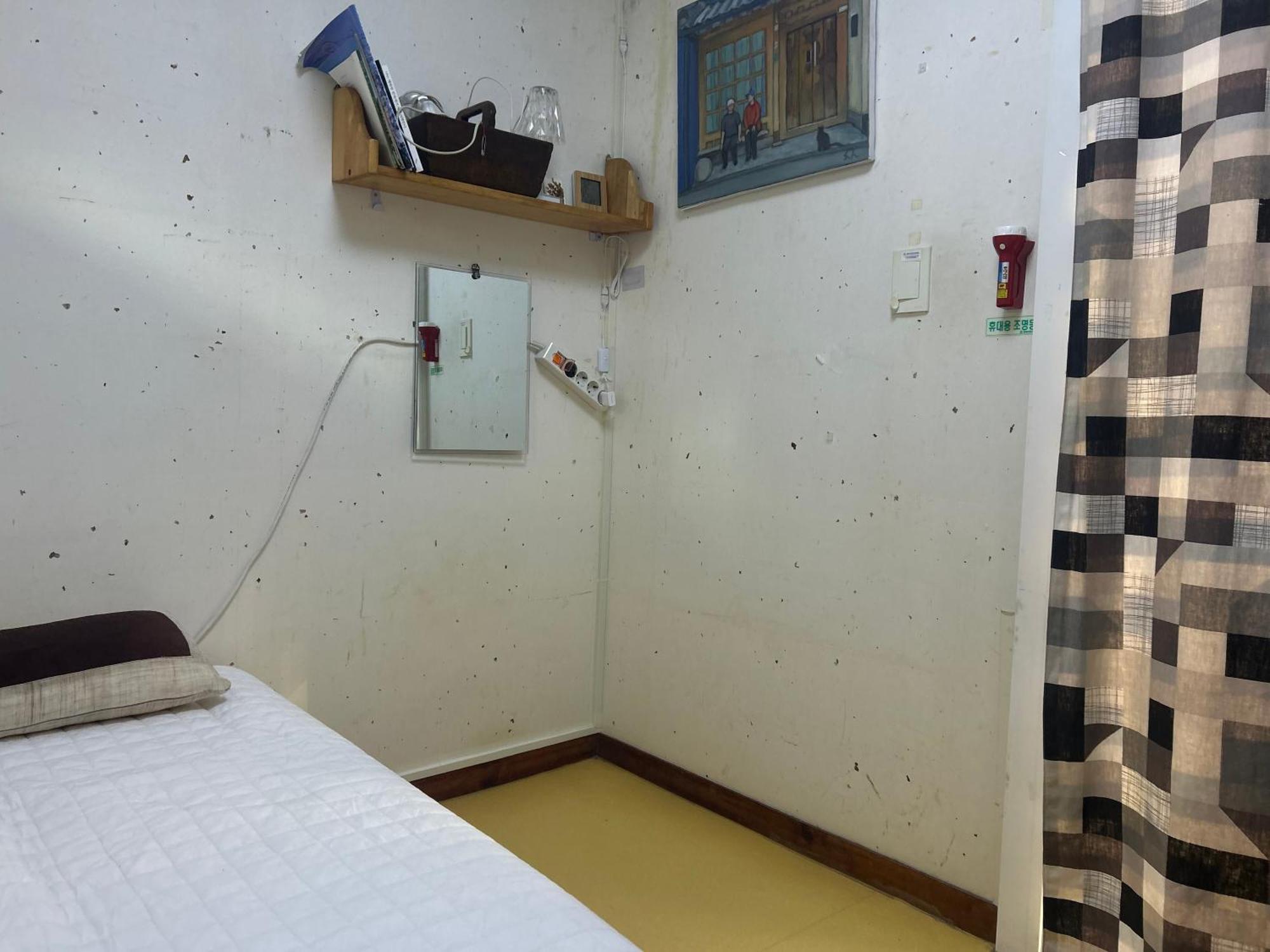 Single Room Shared Shower Toilet