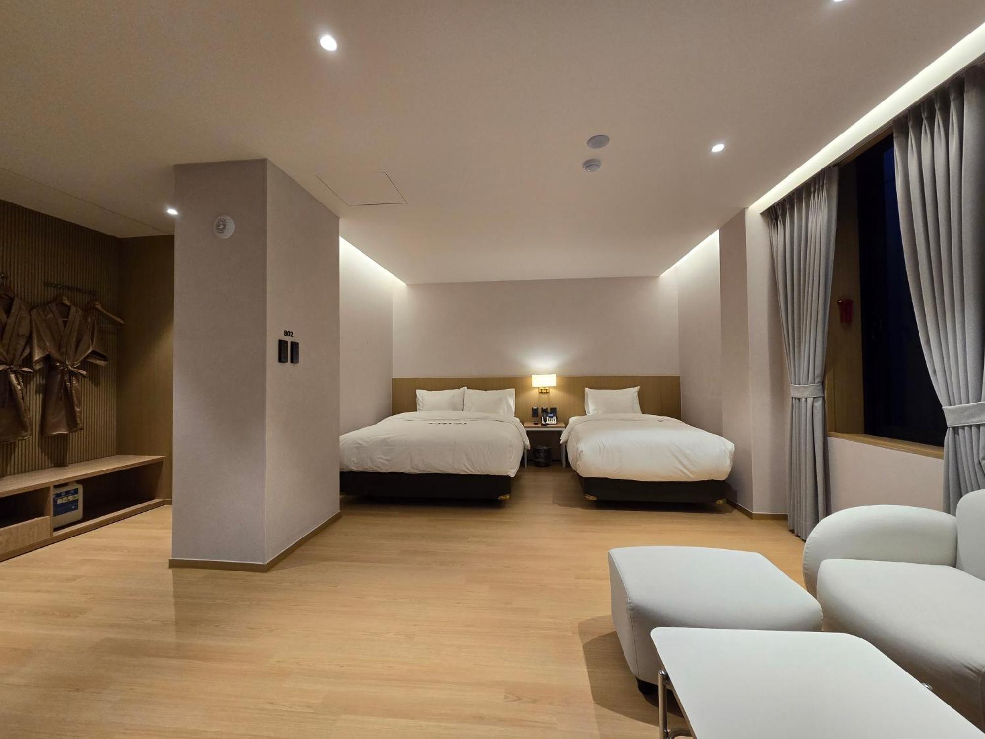 Premier Twin Room,1742667035:JPEG