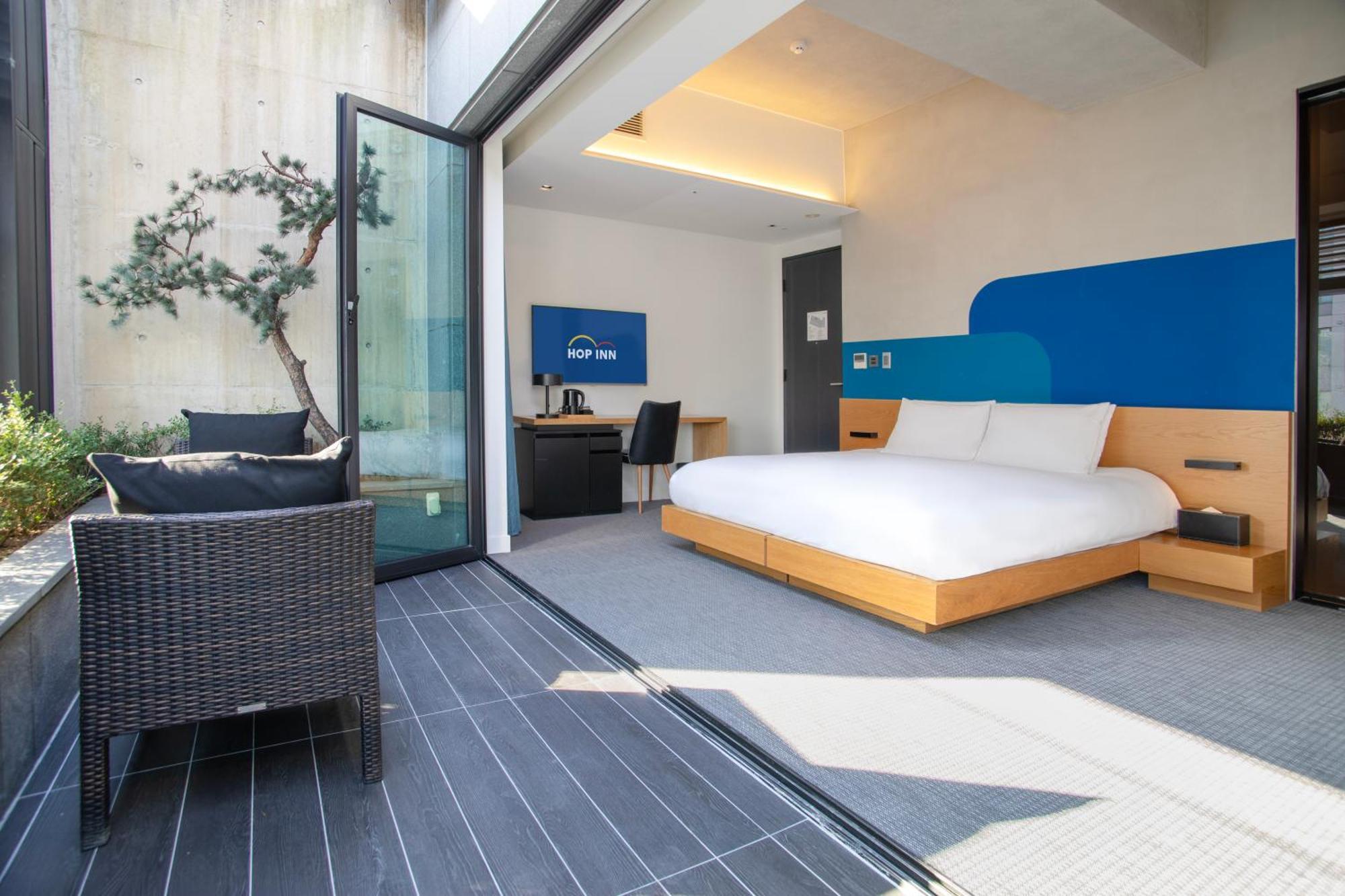 Panorama Room with View