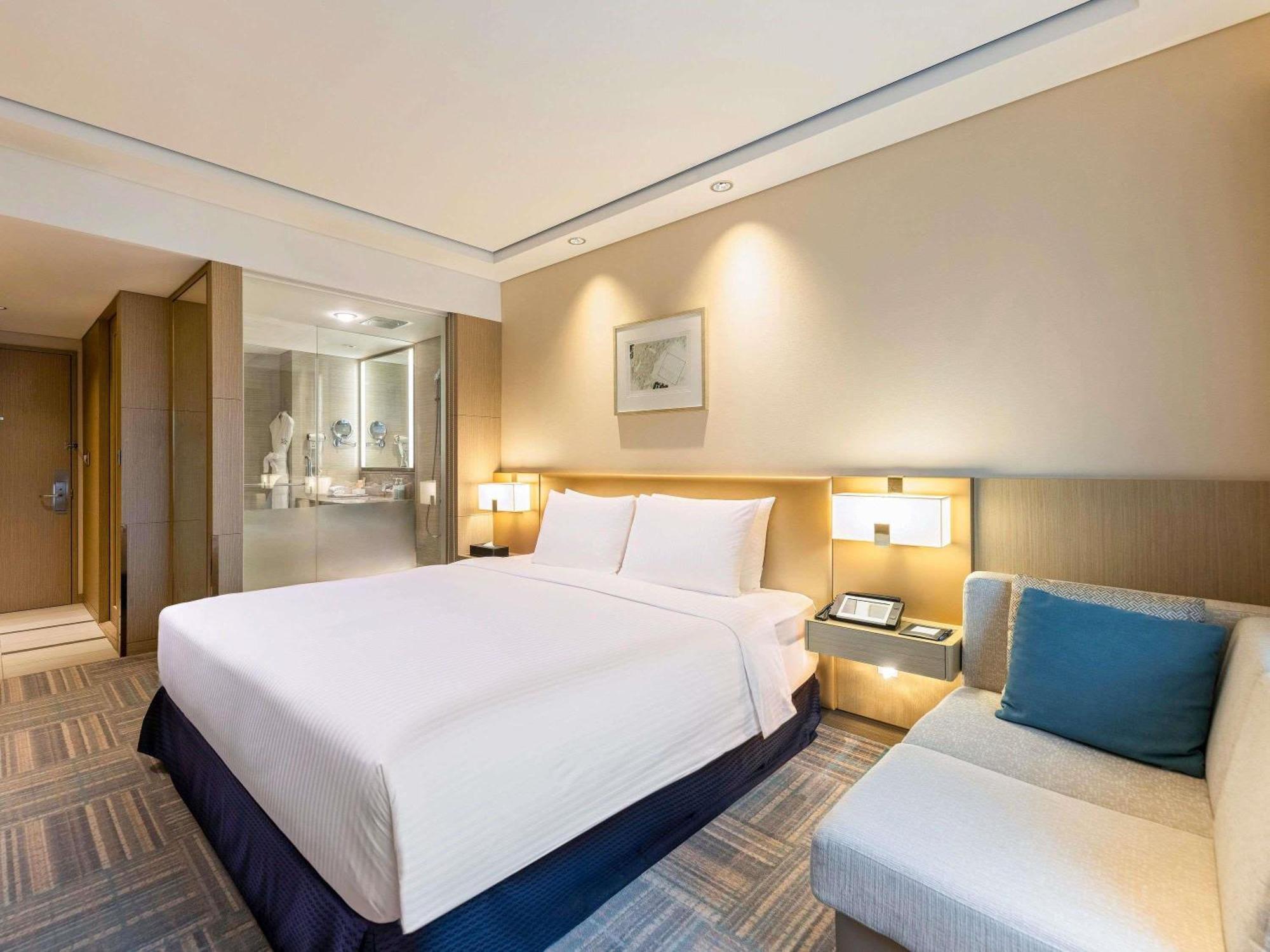 Deluxe Queen Room