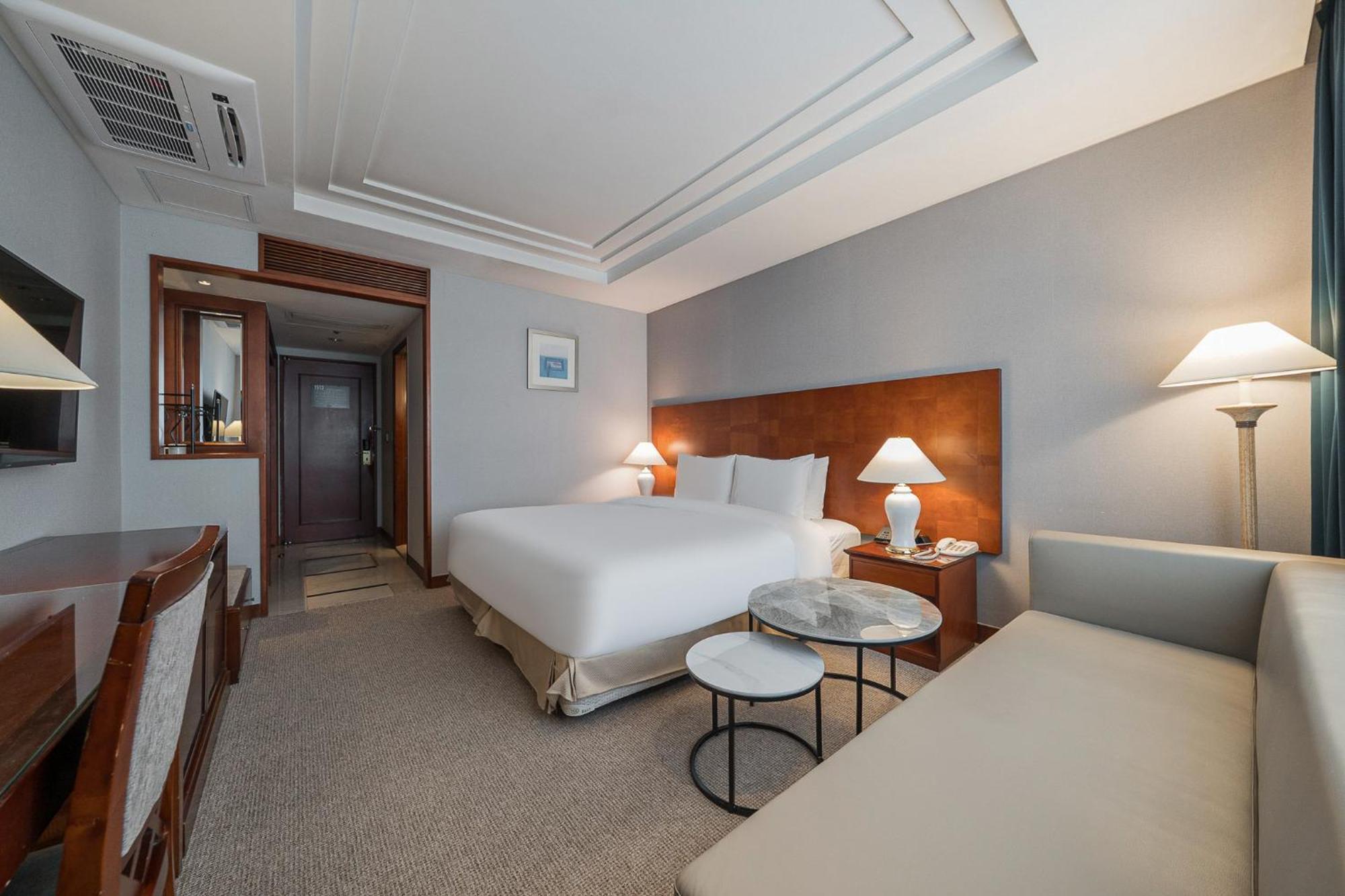 Deluxe Queen Room