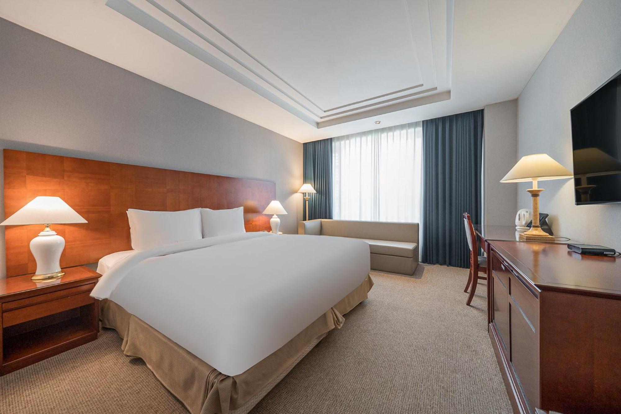 Deluxe Queen Room
