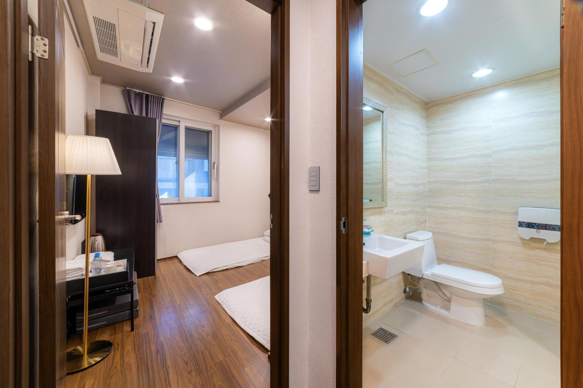 Twin Ondol Room