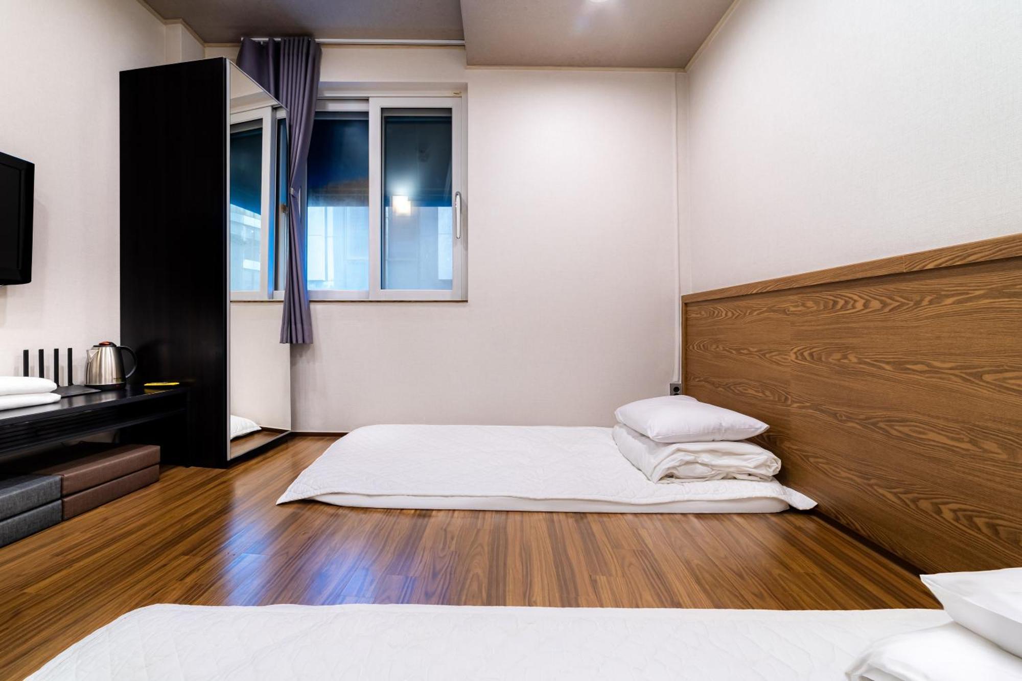 Twin Ondol Room