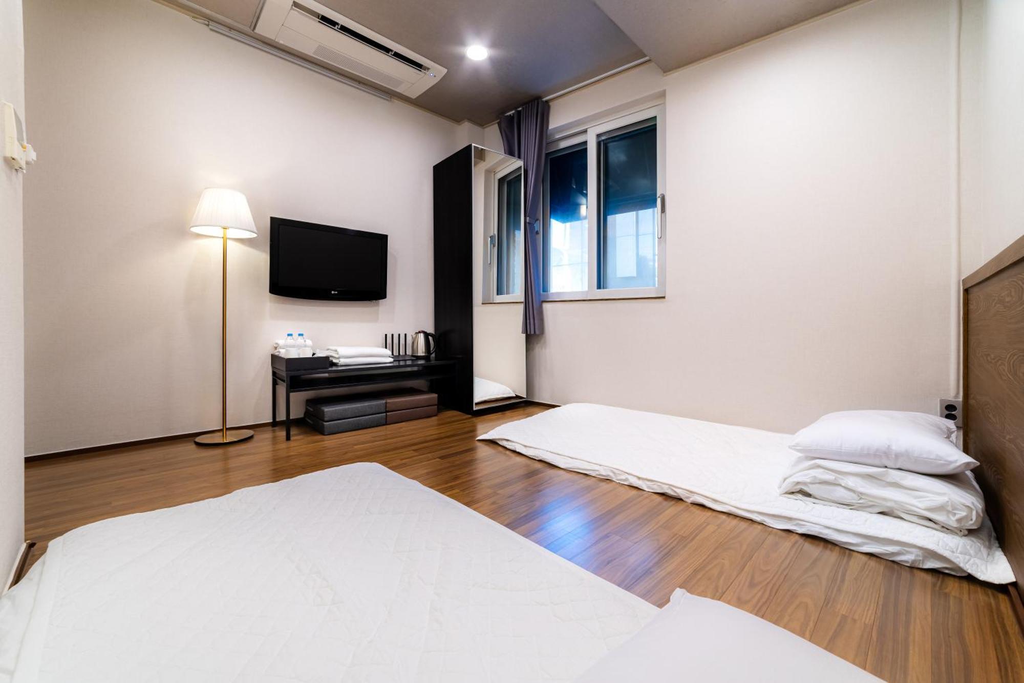Twin Ondol Room