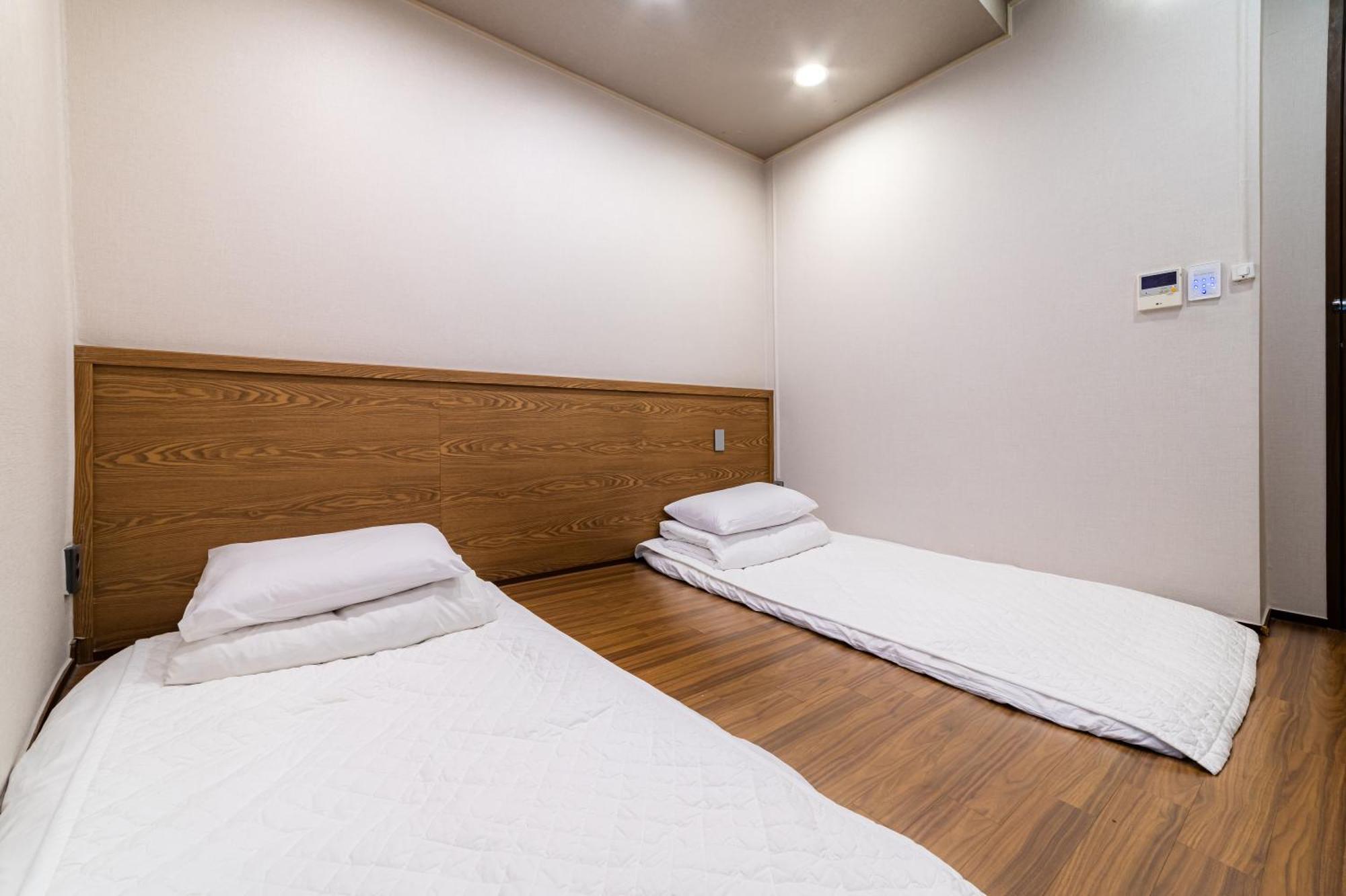 Twin Ondol Room