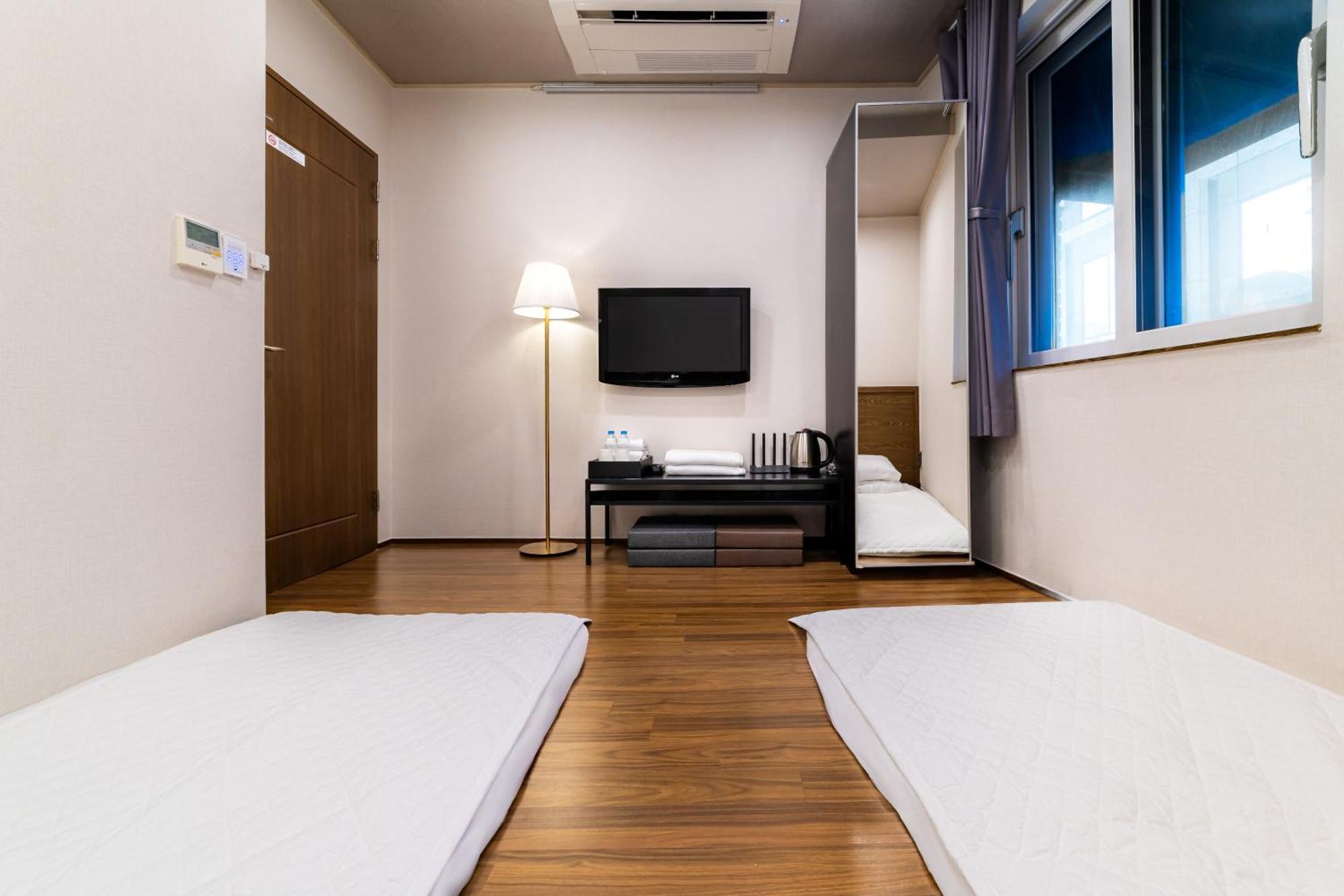Twin Ondol Room