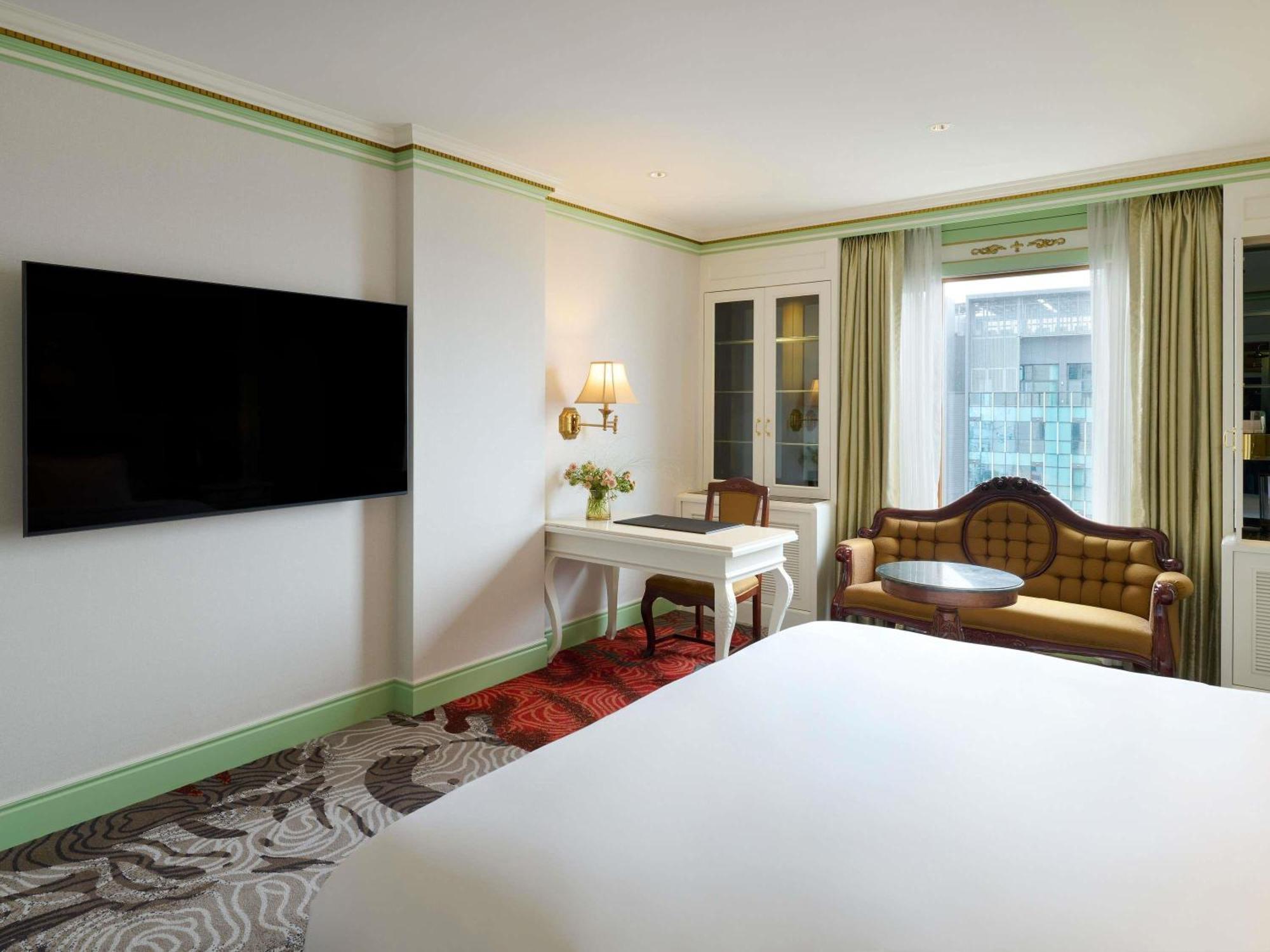 Deluxe 1 king size bed