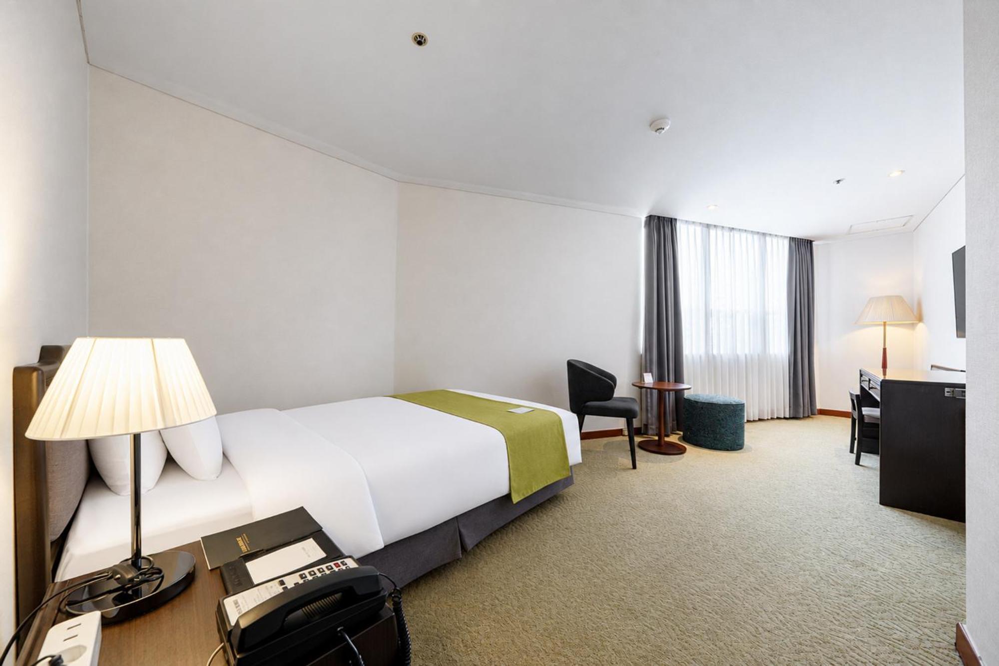 Corner Single Room