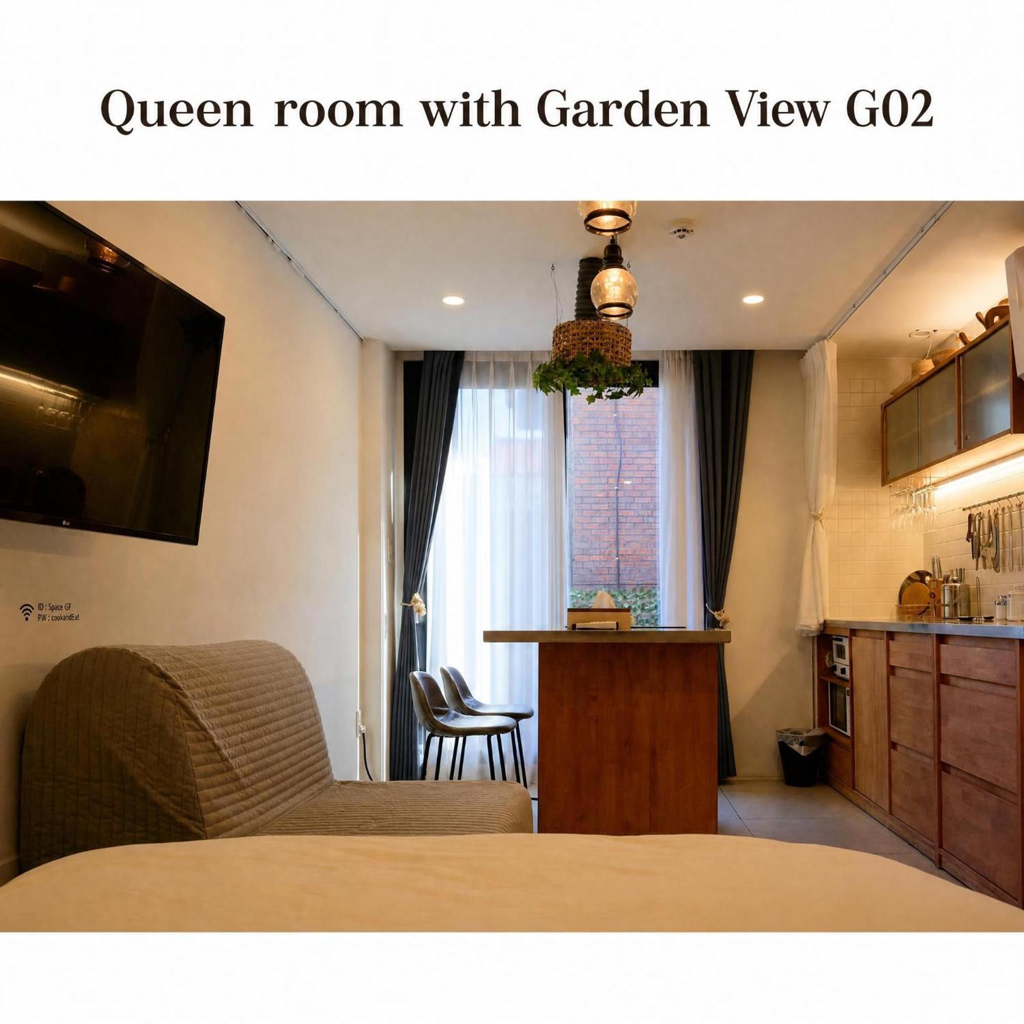 Queen Room Garden View