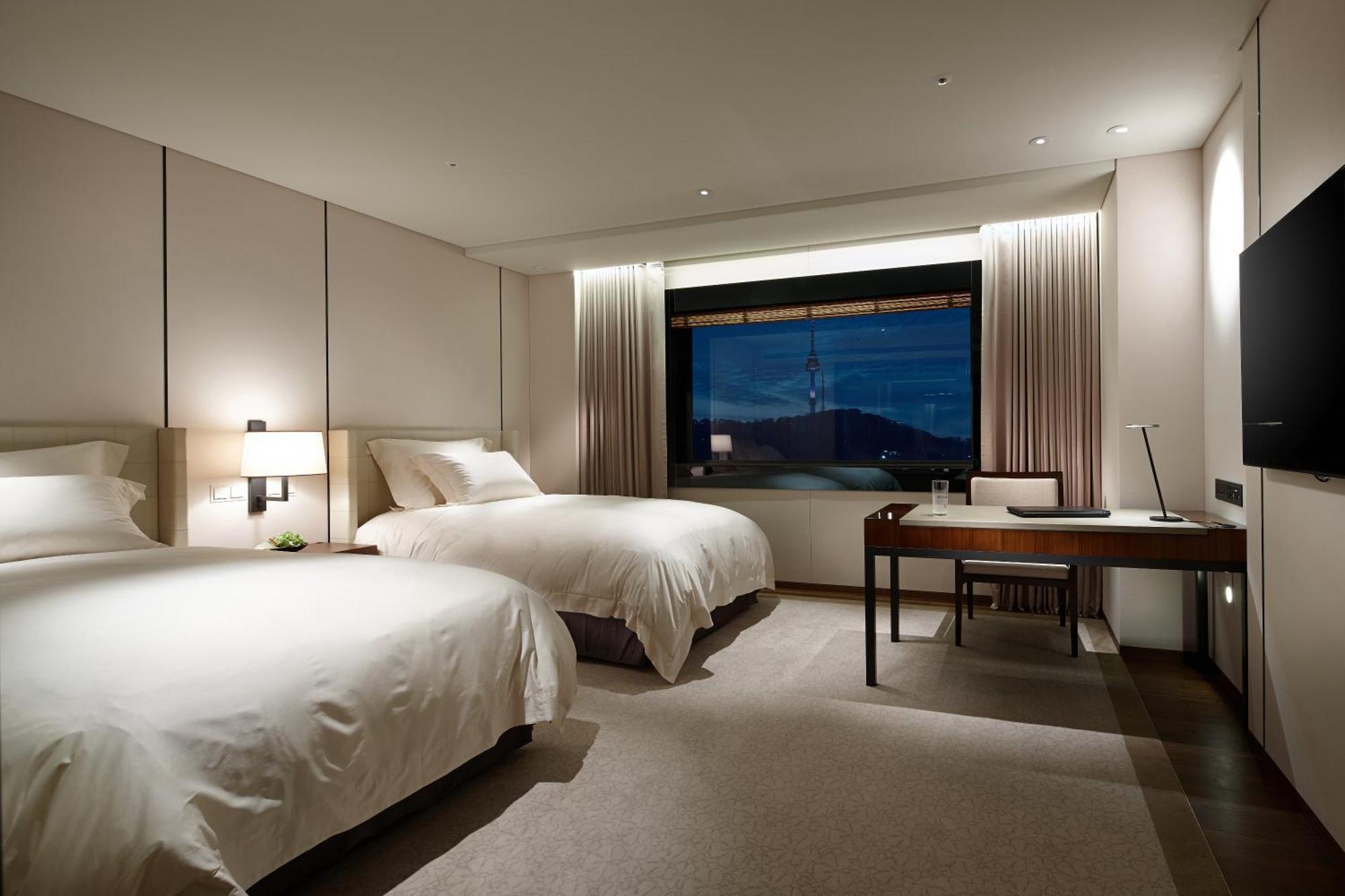 [HALAL FRIENDLY] Deluxe Twin Indoor Pool Access Only a set of prayer delivered to the room sequentially after check