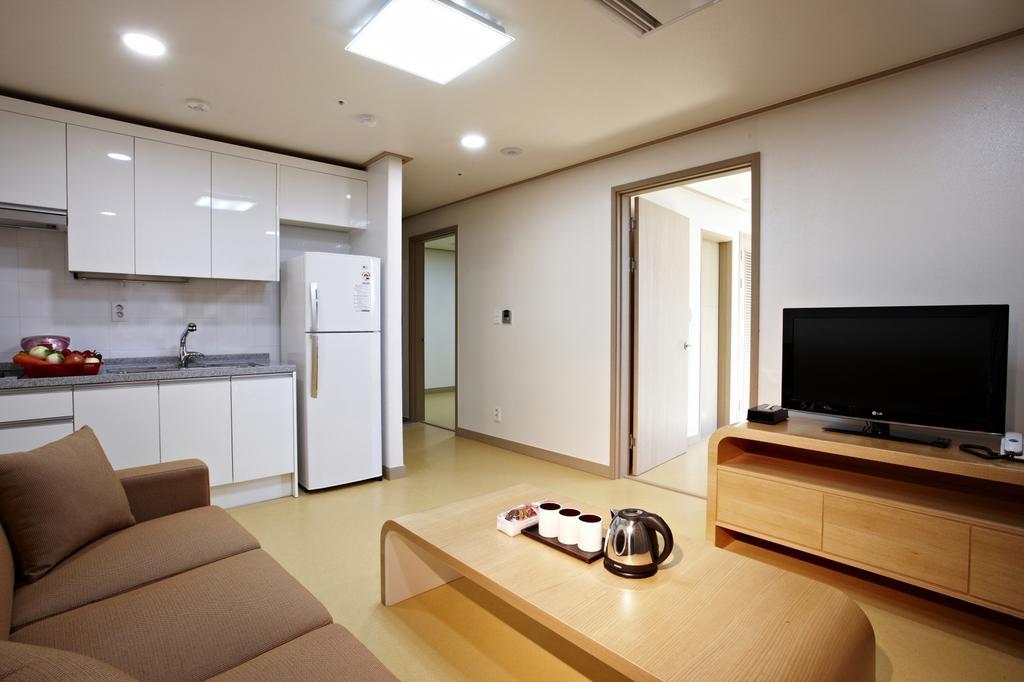Family Room,1742986057:JPEG