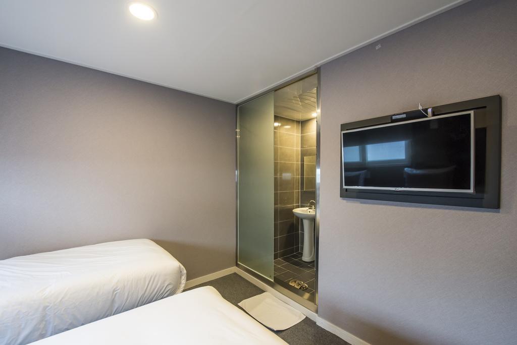 Twin Room,382550806:JPEG