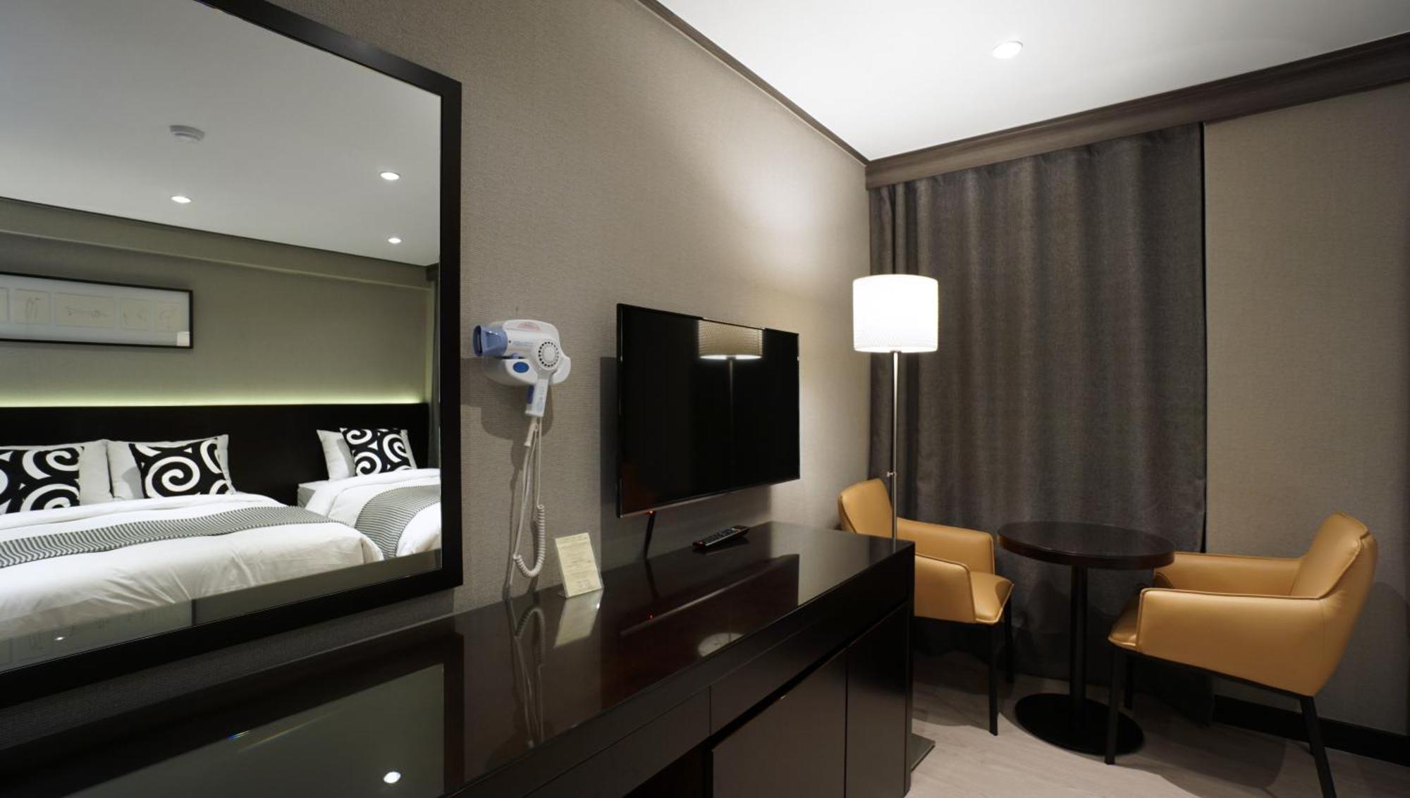 Family Room,690976185:JPEG