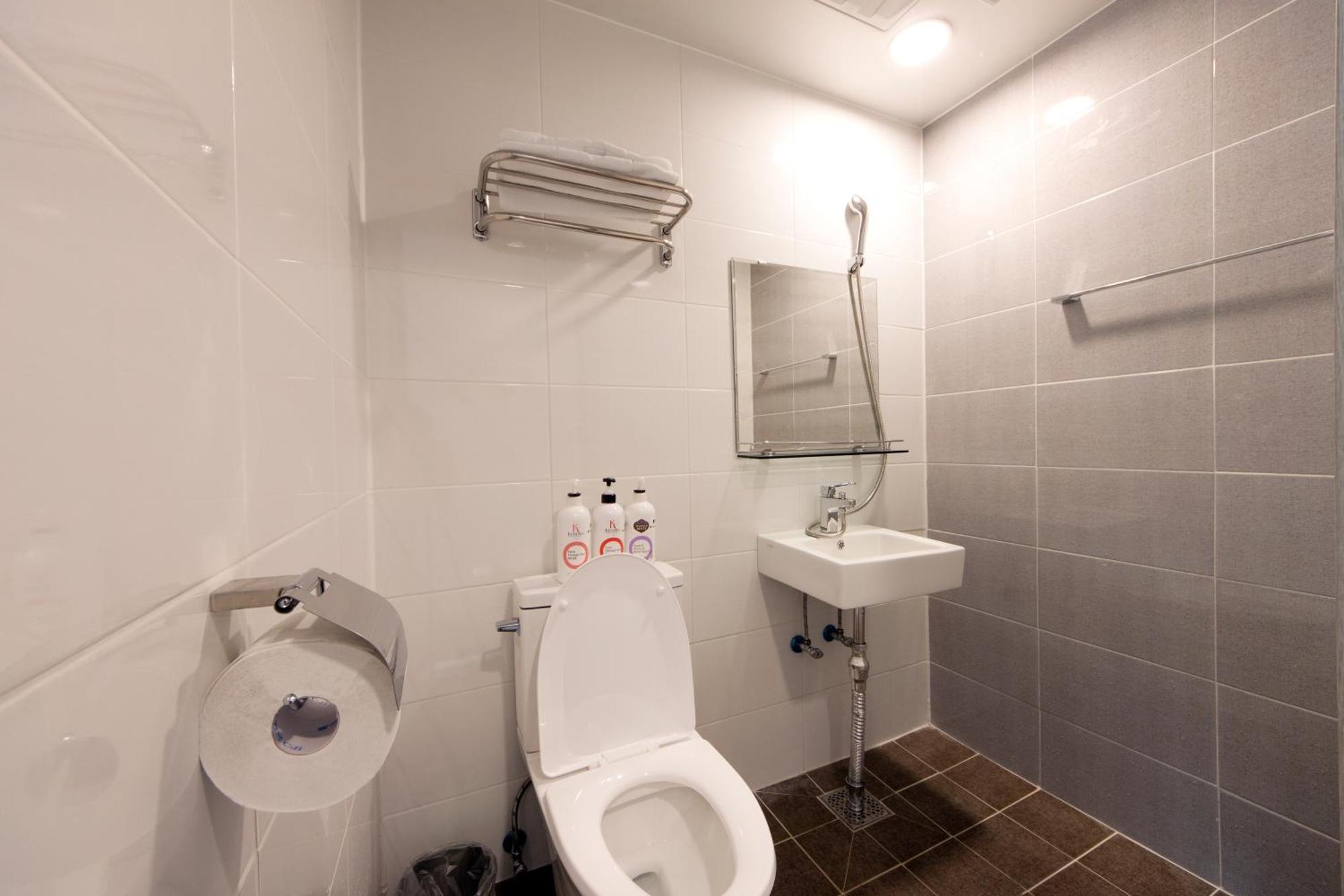 Standard Single Room,832848308:JPEG