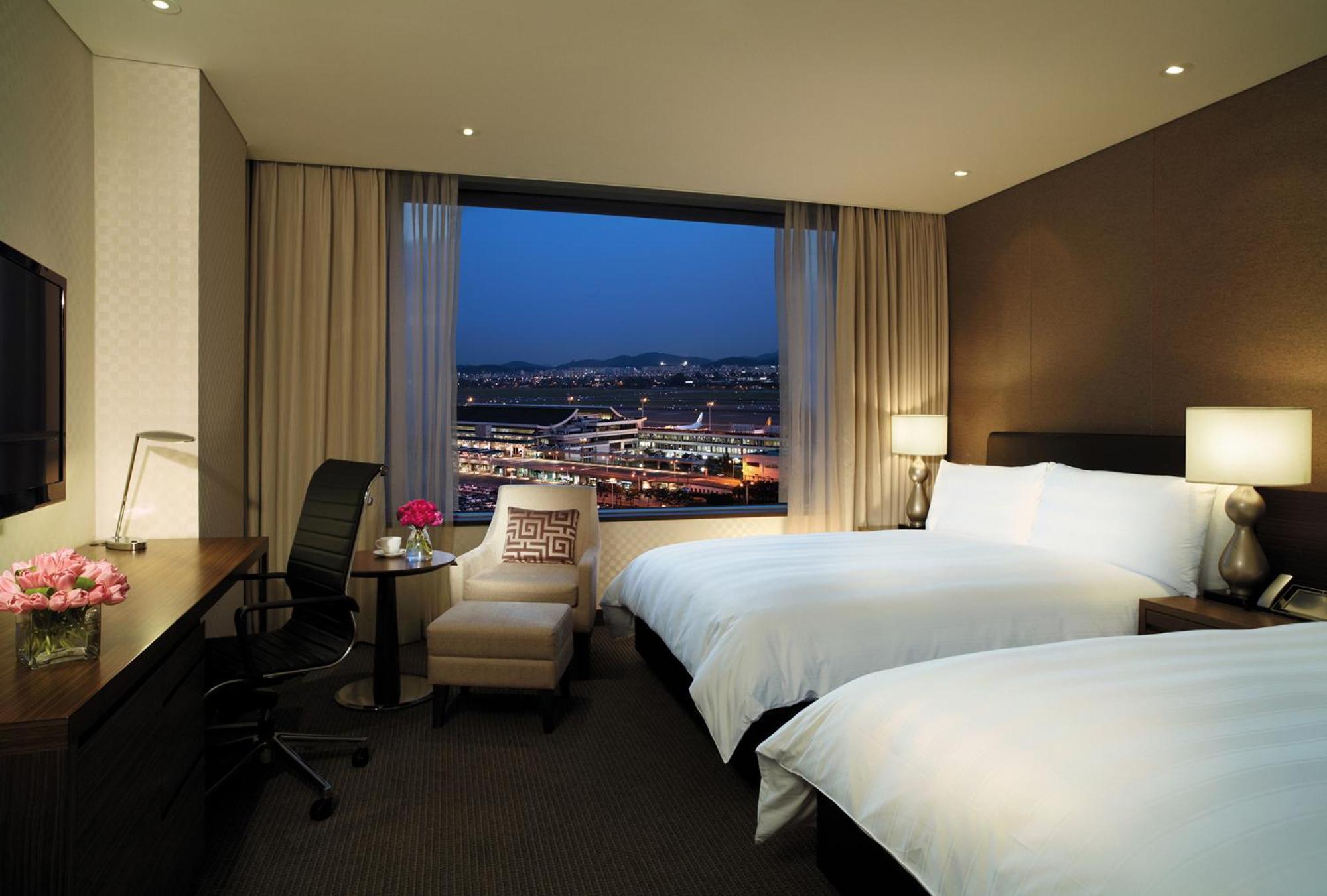 Deluxe Family Twin Room with Airport View (High floor)
