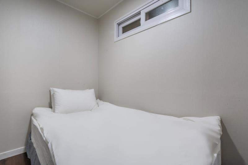 Single Room,973189555:JPEG