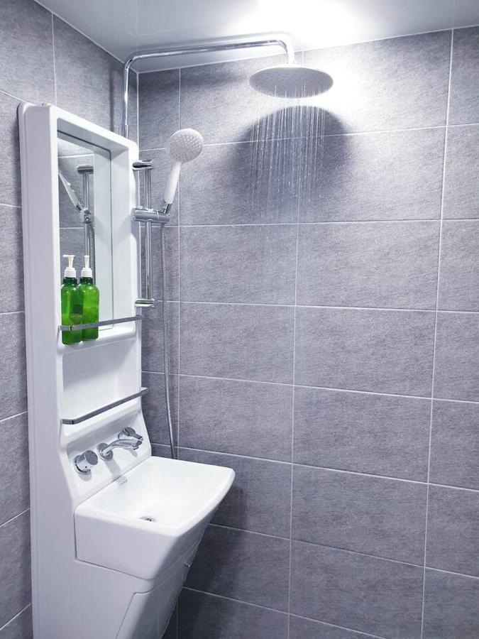 Habitación con cama grande