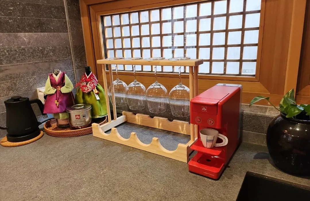 Iriru Luxury Hanok Stay - Eunpyung Hanok Village-1