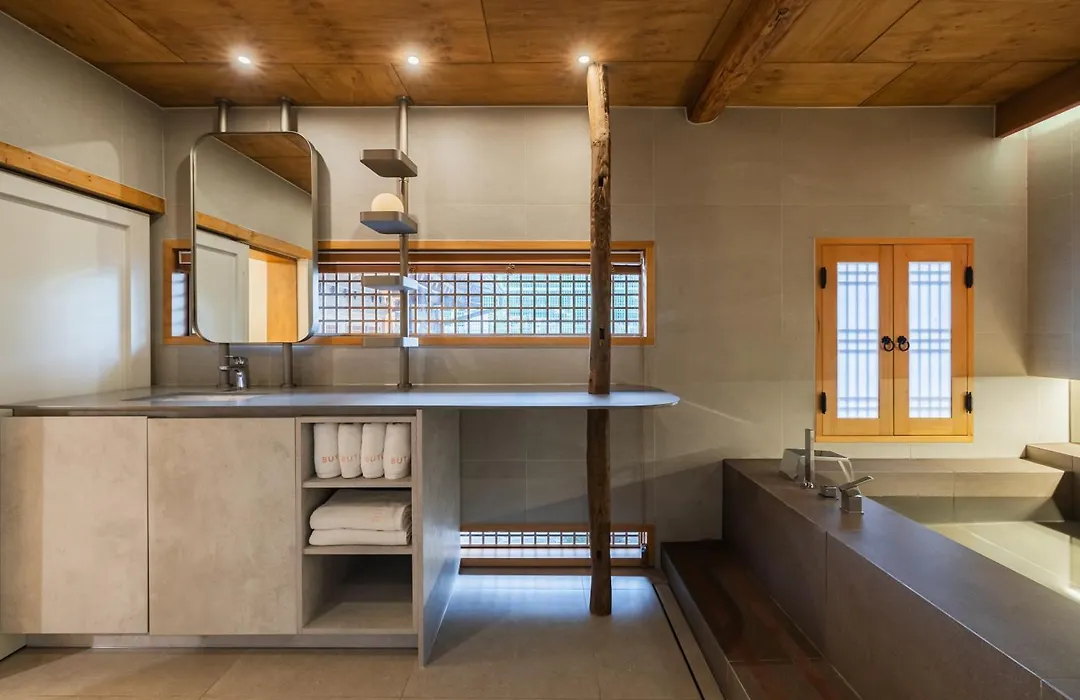 Luxury Hanok Stay Sunshine-1