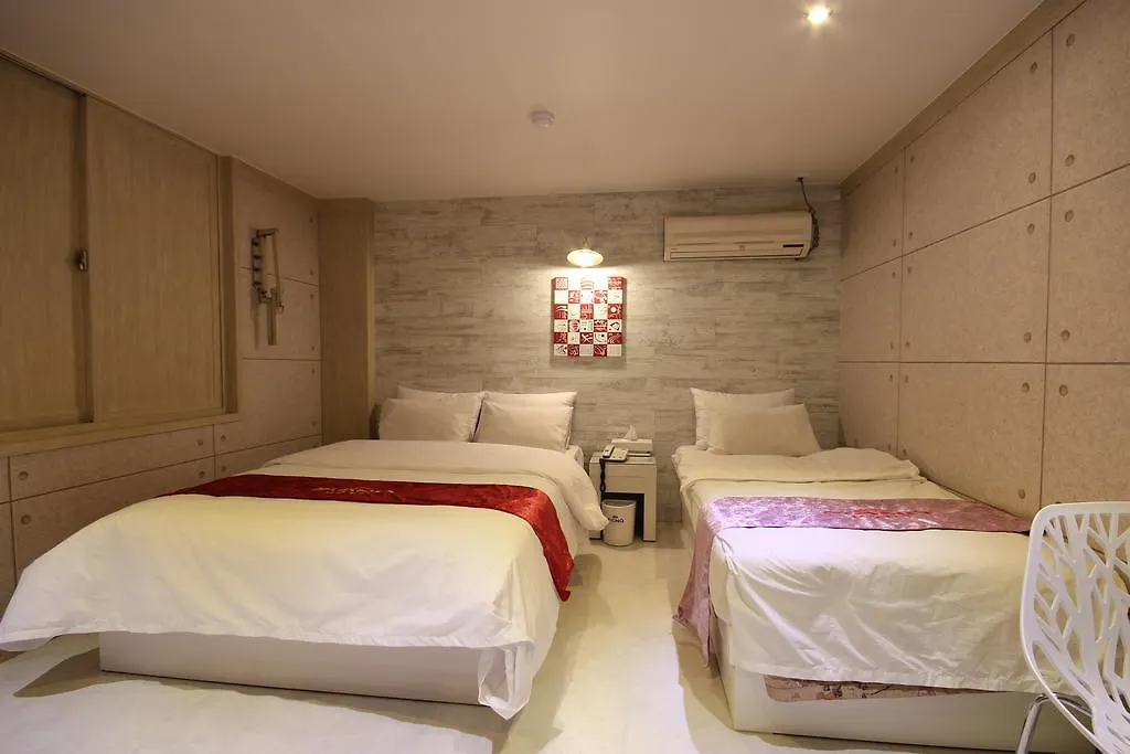 Fiona Hotel-1